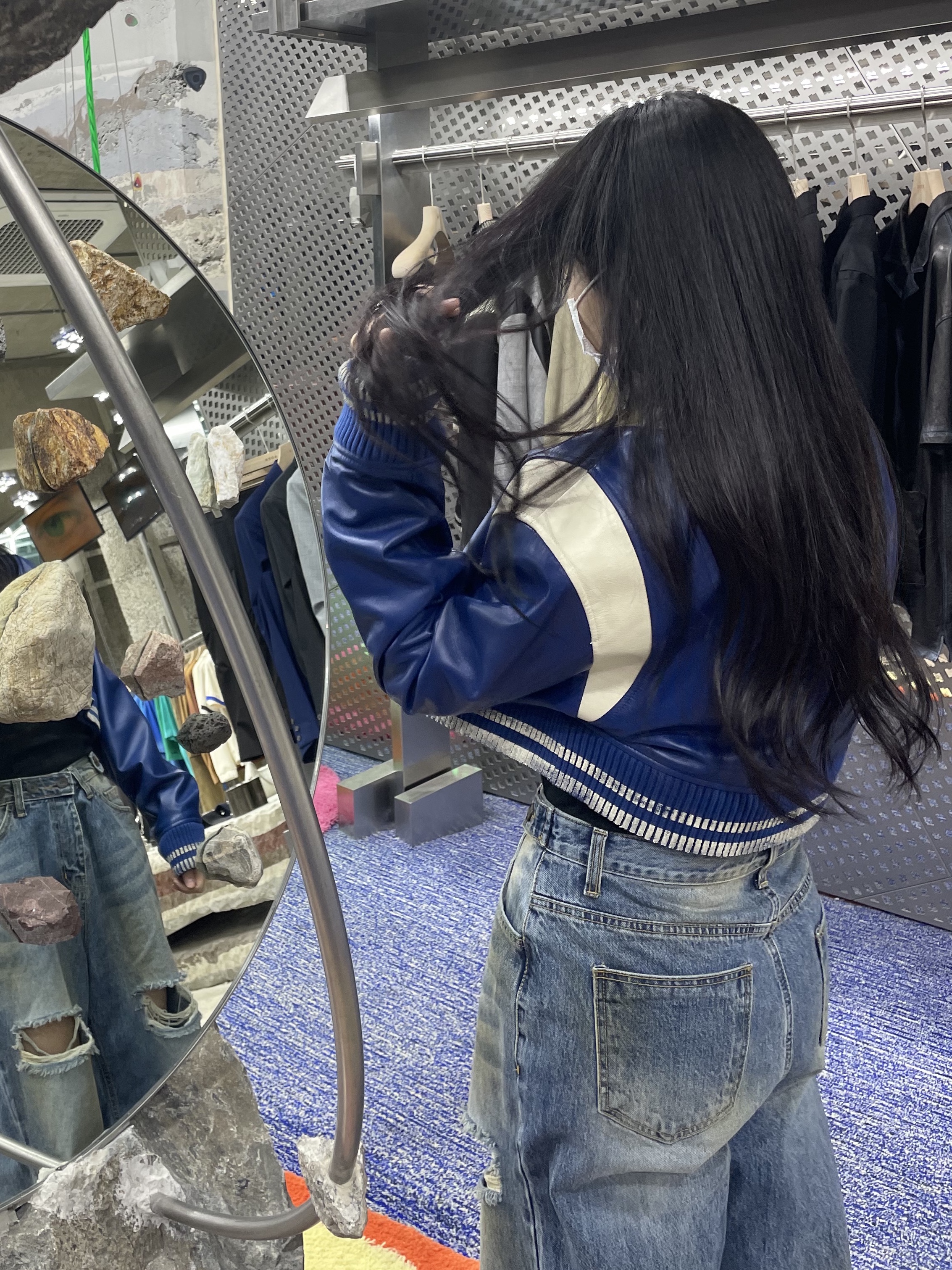 Jordan 1 Retro High OG CO.JP Midnight Navy, Ader Error Toggle Tote Bag Noir 착용 스타일 - 1