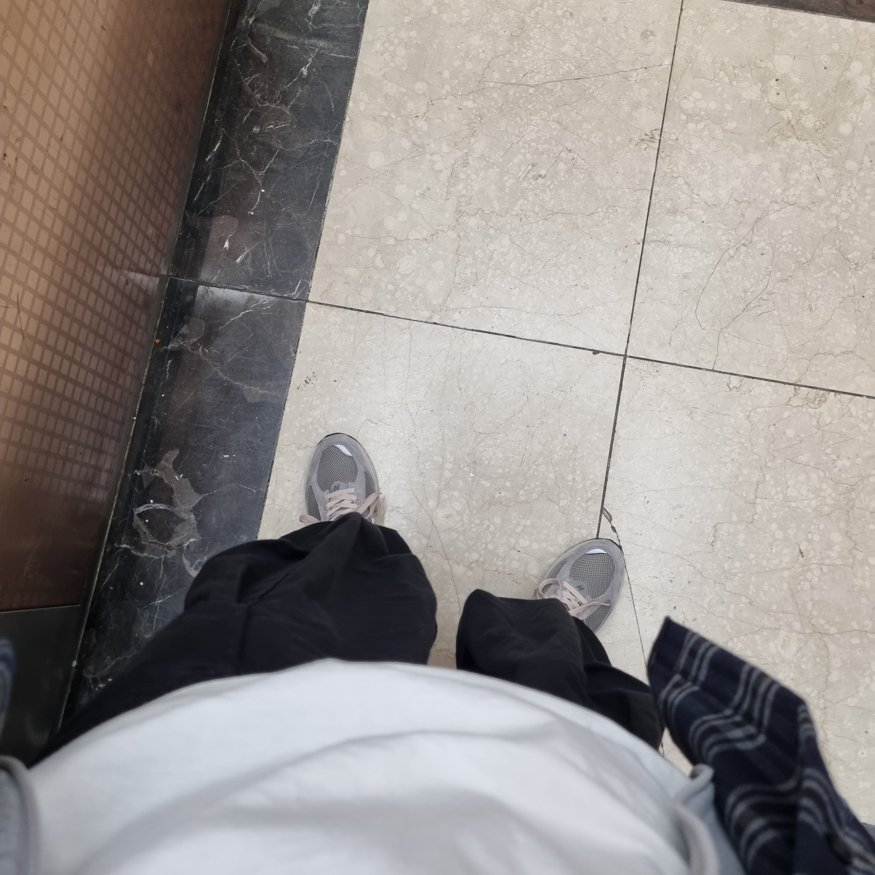 New Balance 2002R Grey 착용 스타일 - 3