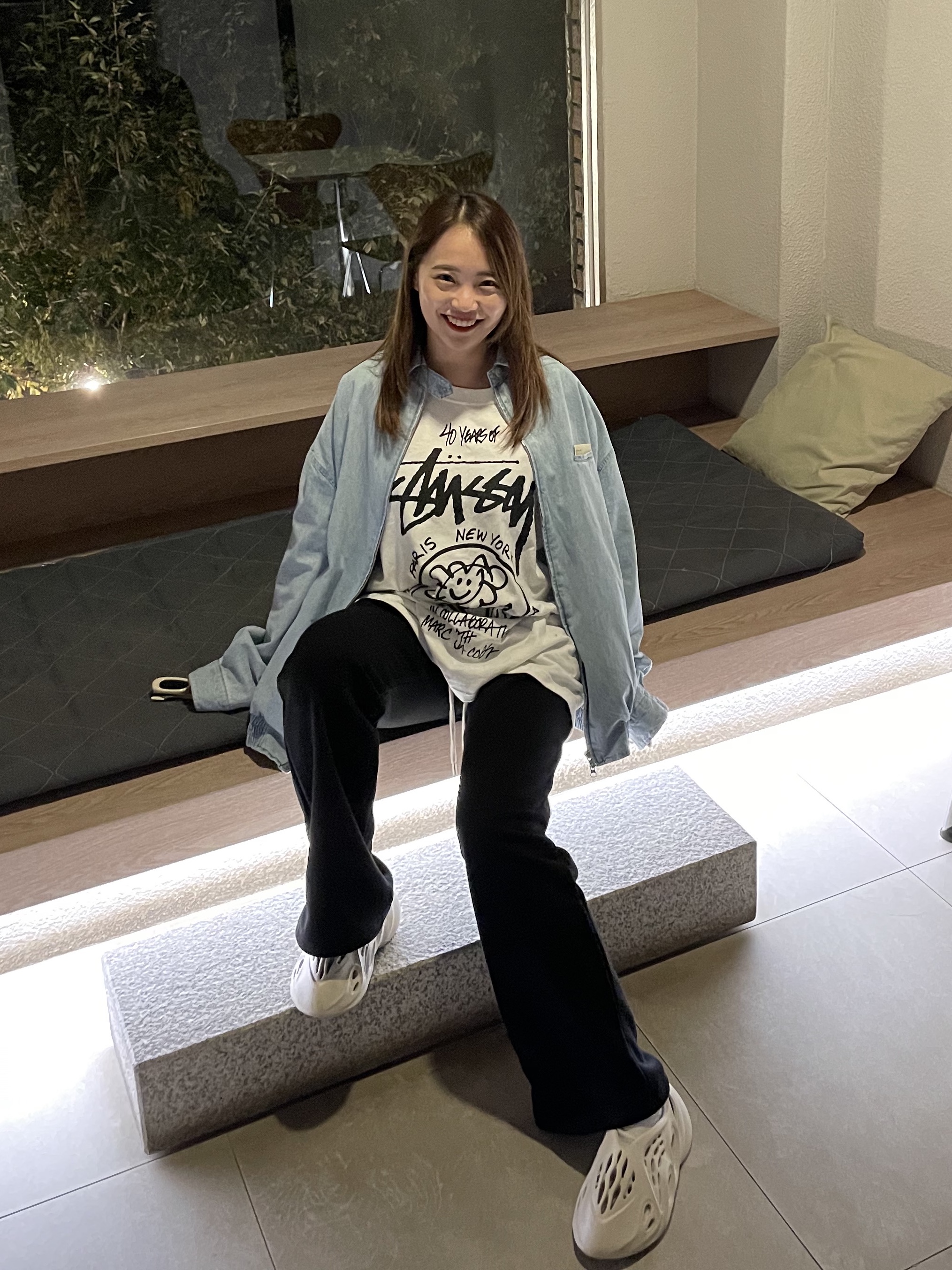 Adidas Yeezy Foam RNNR Sand, Stussy x Marc Jacobs 40 WT T-Shirt 착용 스타일 - 4