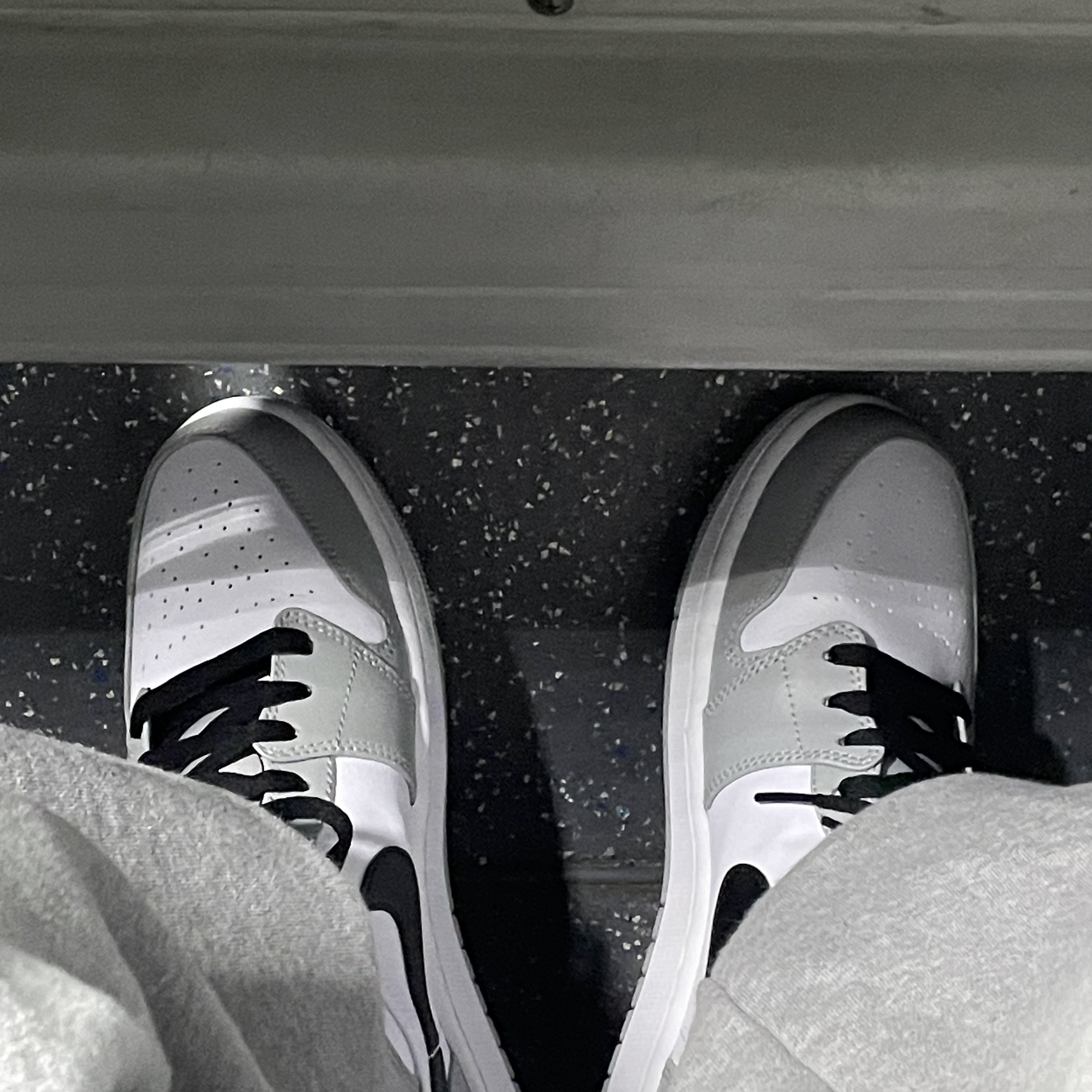Jordan 1 Mid Light Smoke Grey 착용 스타일 - 2