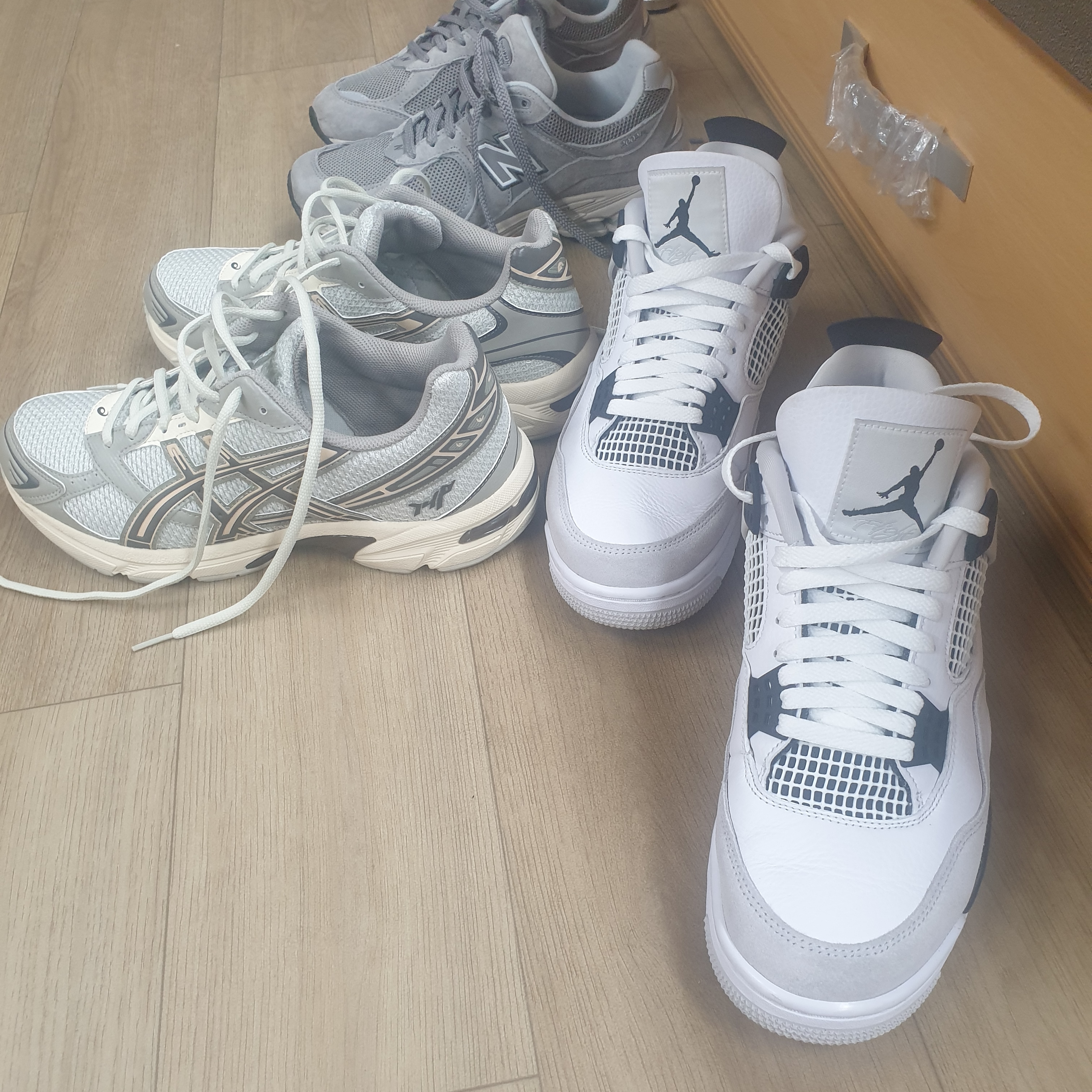 Jordan 4 Retro White and Black, Asics x I4P Gel-1130 Glacier Grey Mink 착용 스타일 - 2