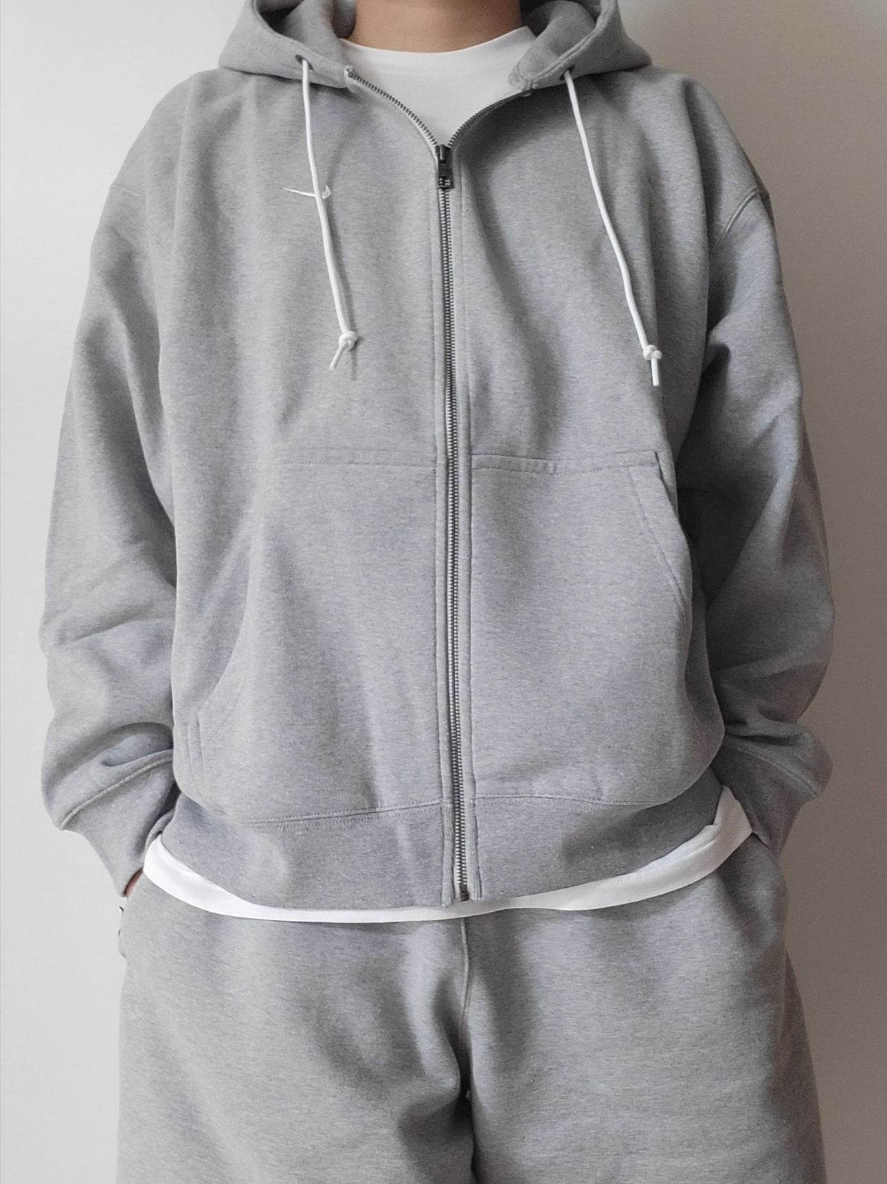 Nike NRG Solo Swoosh Full Zip Hoodie Dark Grey Heather - Asia, Nike NRG Solo Swoosh Fleece Shorts Dark Grey Heather - Asia 착용 스타일 - 1