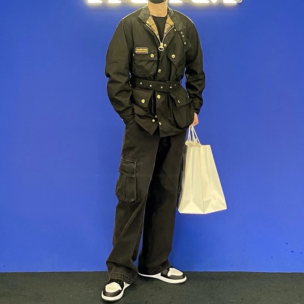 Barbour International Original Wax Jacket Black, Jordan 1 Low Black Particle Grey 착용 스타일