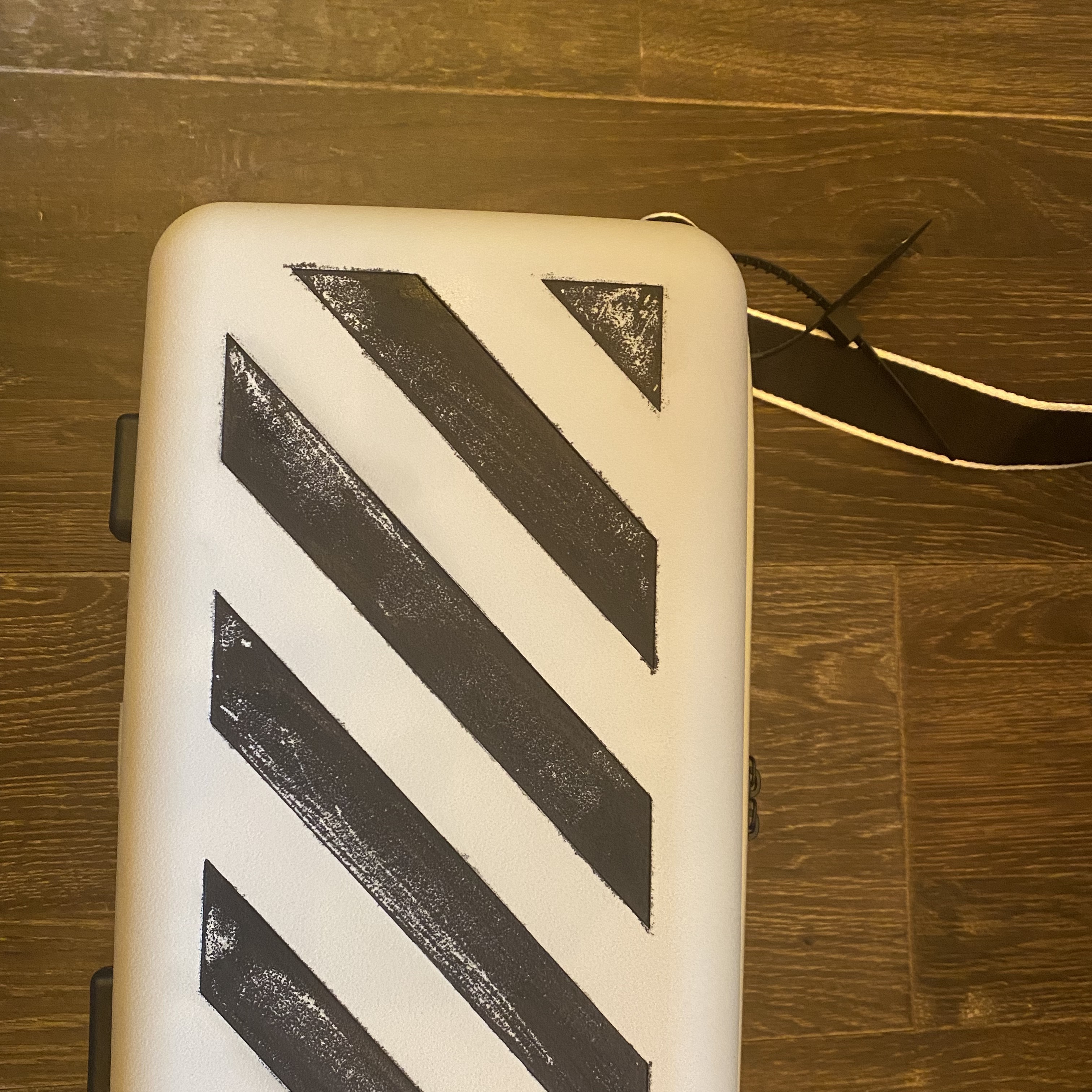 Off-White x Amore Pacific Protection Box (Without Cosmetics) 착용 스타일