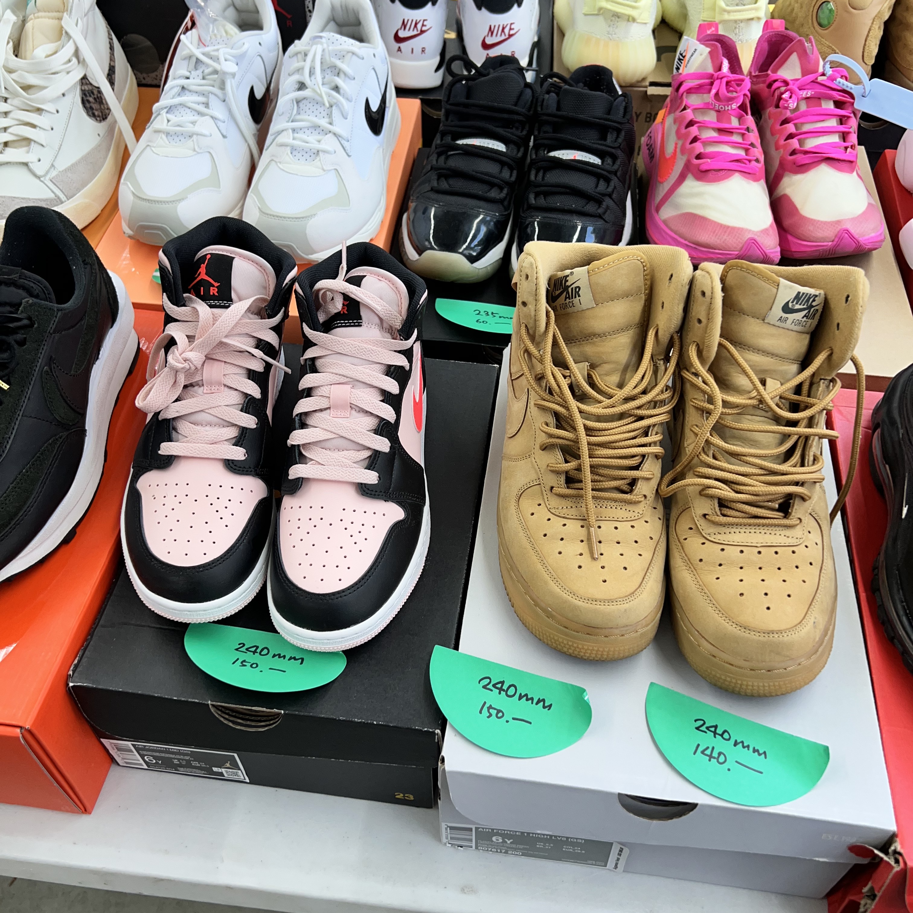 Jordan 1 x Travis Scott Retro Low OG SP Sail and Ridgerock 착용 스타일 - 3