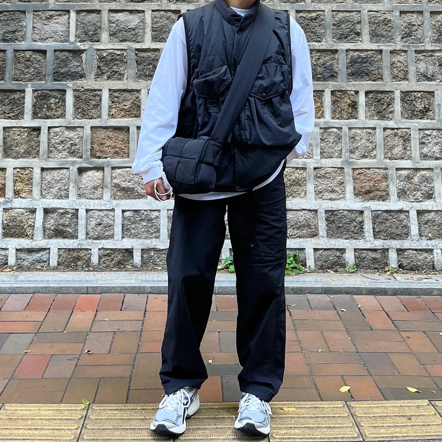 Bottega Veneta Padded Tech Cassette Black, Asics x JJJJound Gel-Kayano 14 Silver Black 착용 스타일 - 1