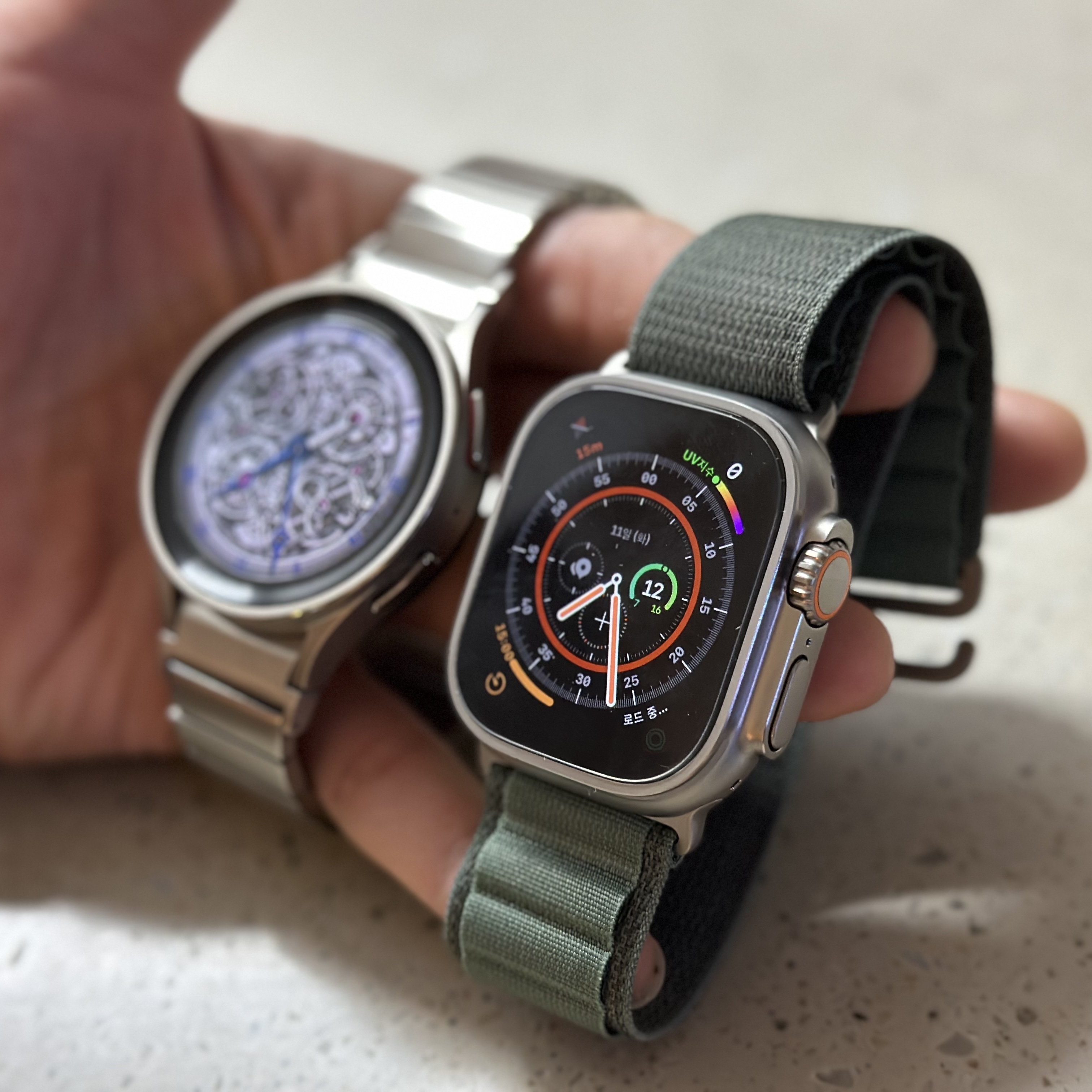 Apple Watch Ultra 49mm Titanium Case with M Alpine Loop Green (Korean Ver.), Samsung Galaxy Watch5 Pro 45mm Bluetooth Grey Titanium (Korean Ver.) 착용 스타일 - 2