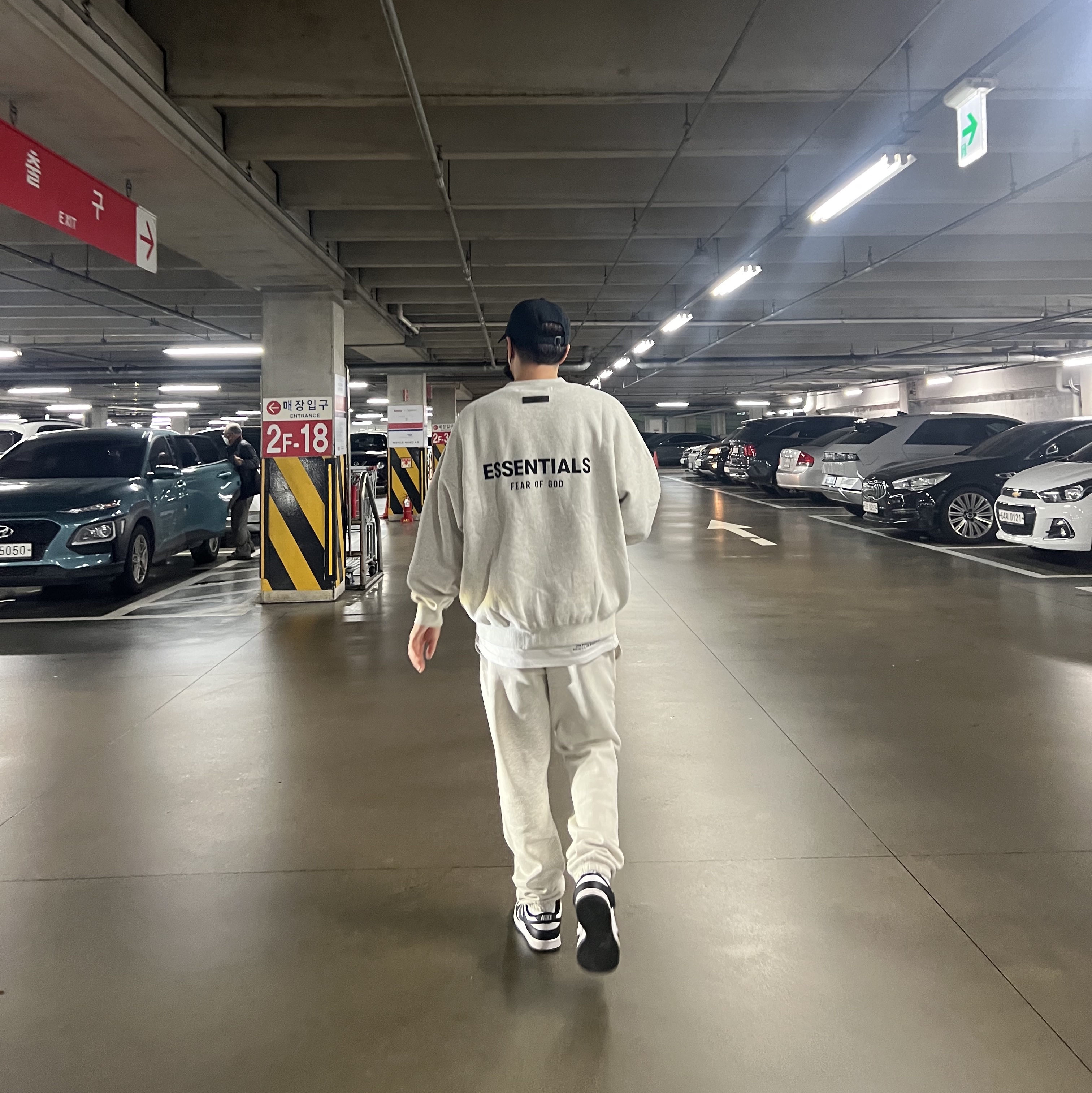 Essentials The Core Collection Crewneck Sweatshirt Light Oatmeal, Essentials The Core Collection Sweatpants Light Oatmeal 착용 스타일