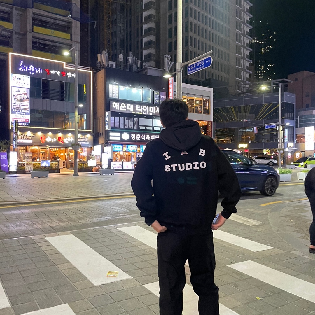 IAB Studio Woven Hoodie Black, Jordan 1 Retro High OG Black Mocha 착용 스타일 - 3