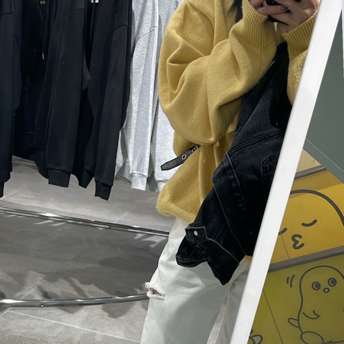 Stussy Gothic Sweater Gold 착용 스타일