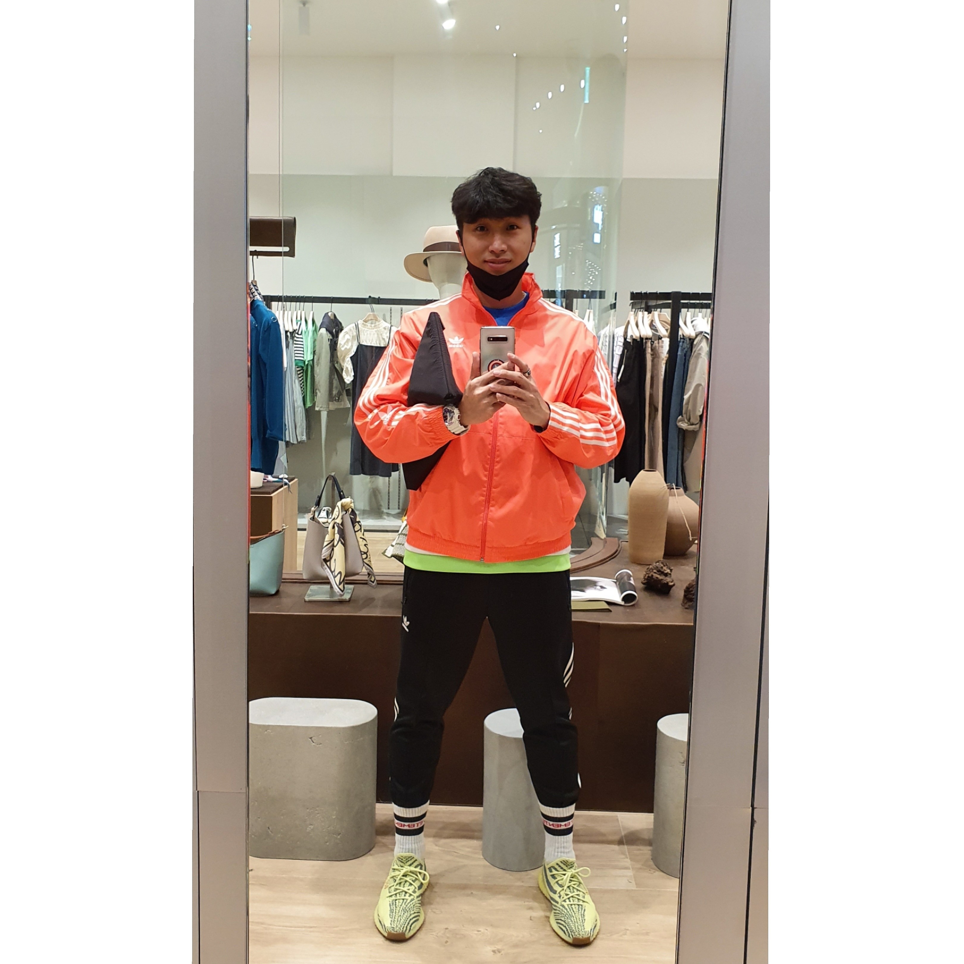 Adidas Yeezy Boost 350 V2 Semi Frozen Yellow 착용 스타일