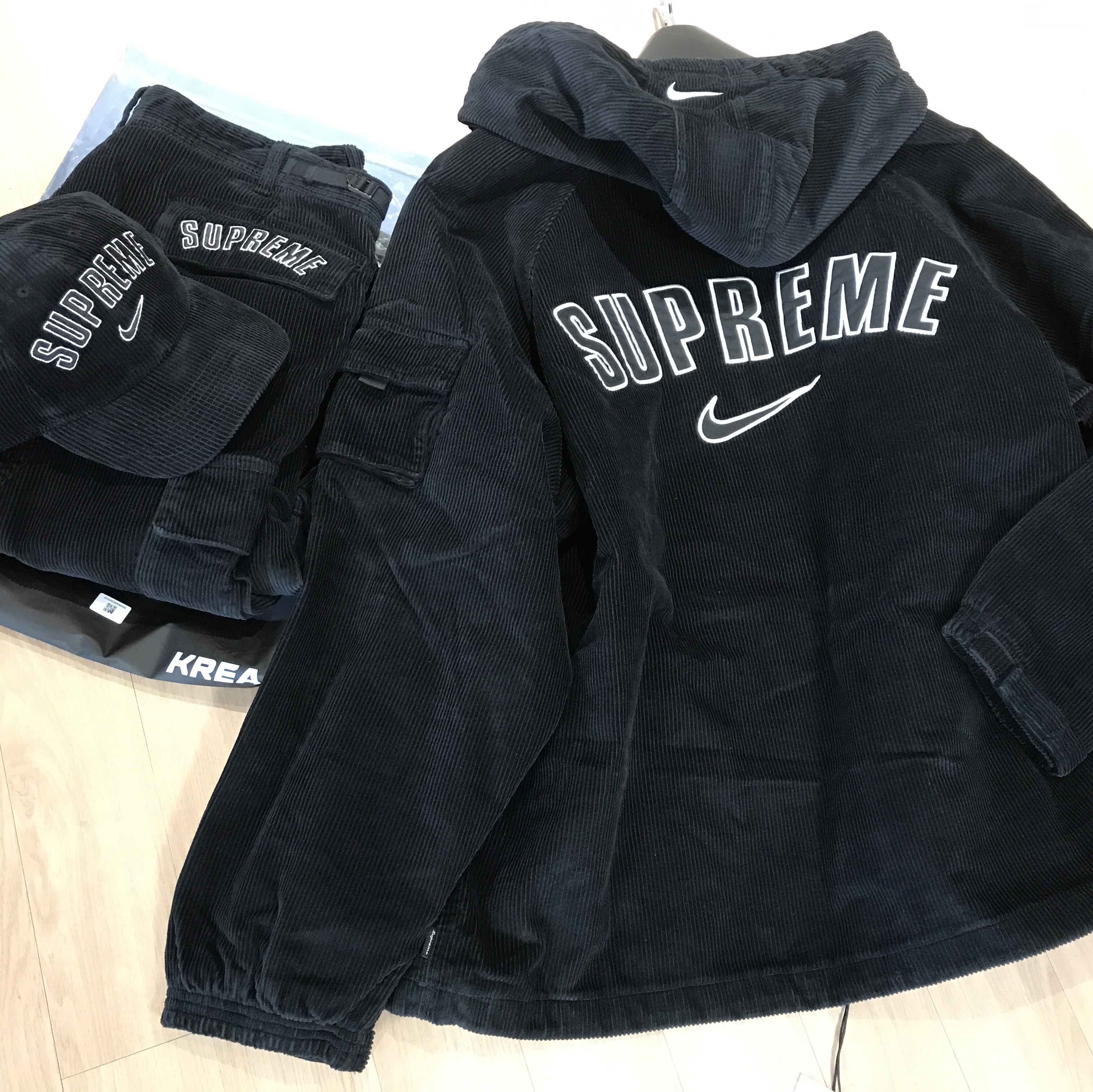 Supreme x Nike Arc Corduroy Hooded Jacket Black - 22SS, Supreme x Nike Arc Corduroy Cargo Pants Black - 22SS 착용 스타일