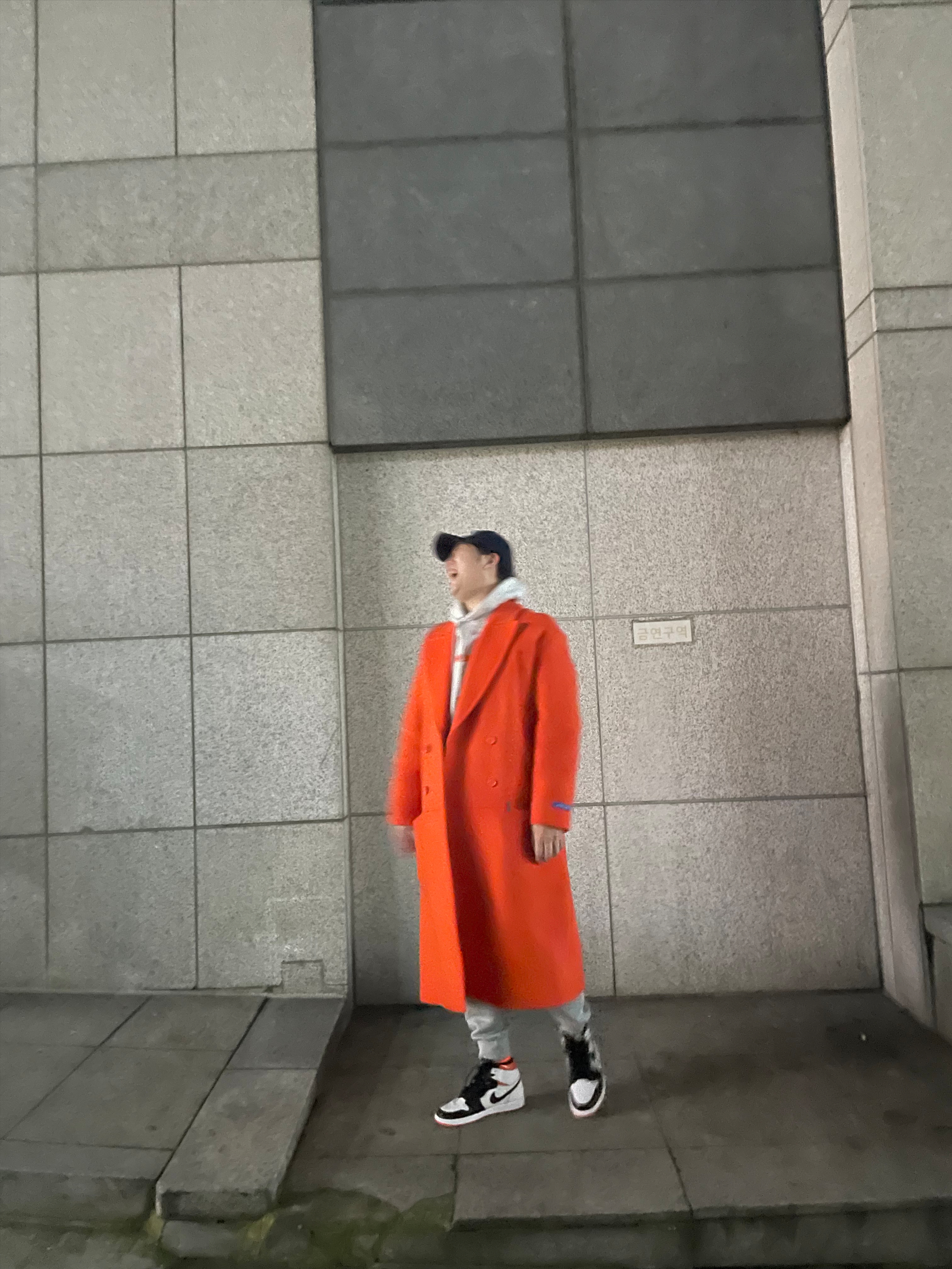 Jordan 1 Retro High OG Electro Orange 착용 스타일 - 3