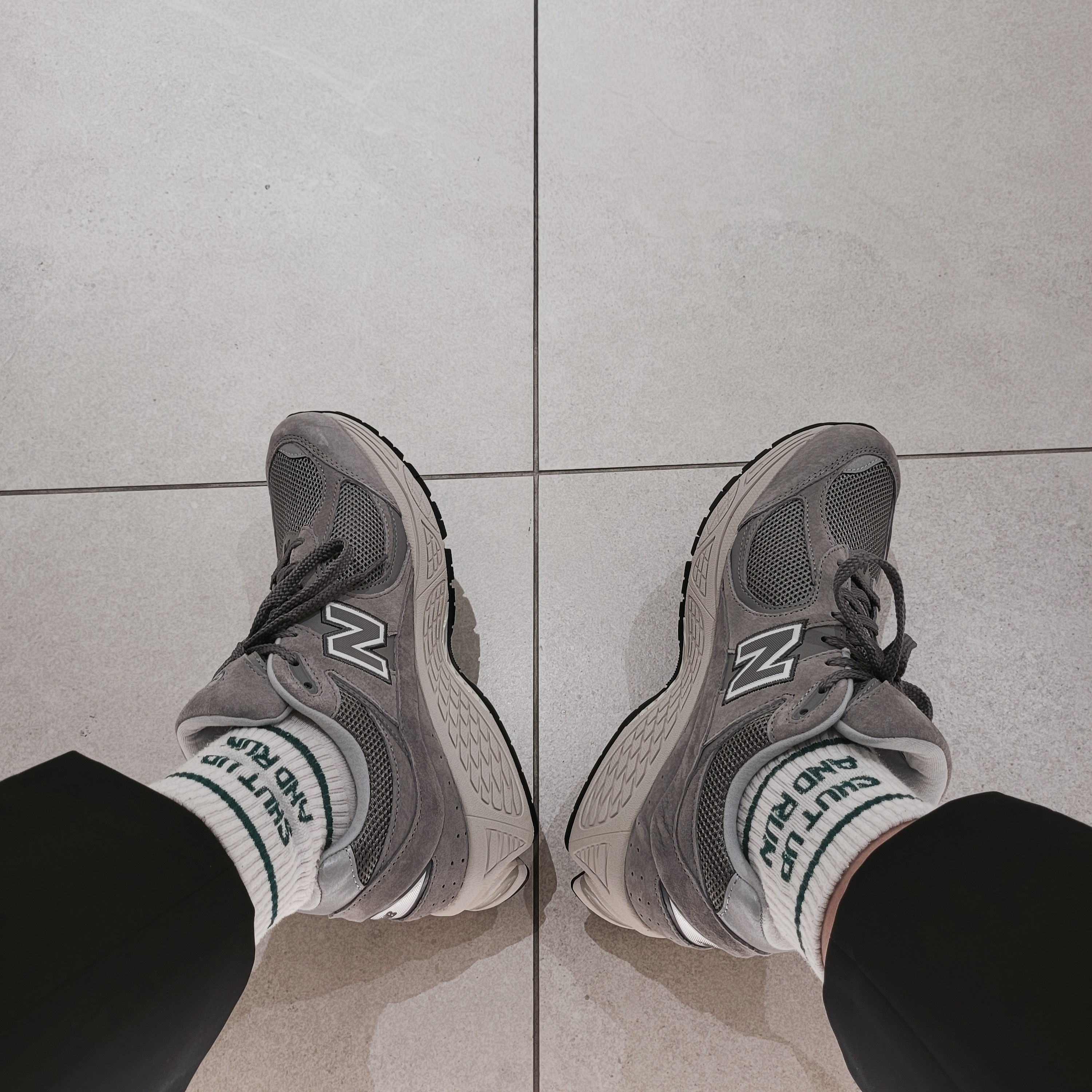 New Balance 2002R Grey 착용 스타일