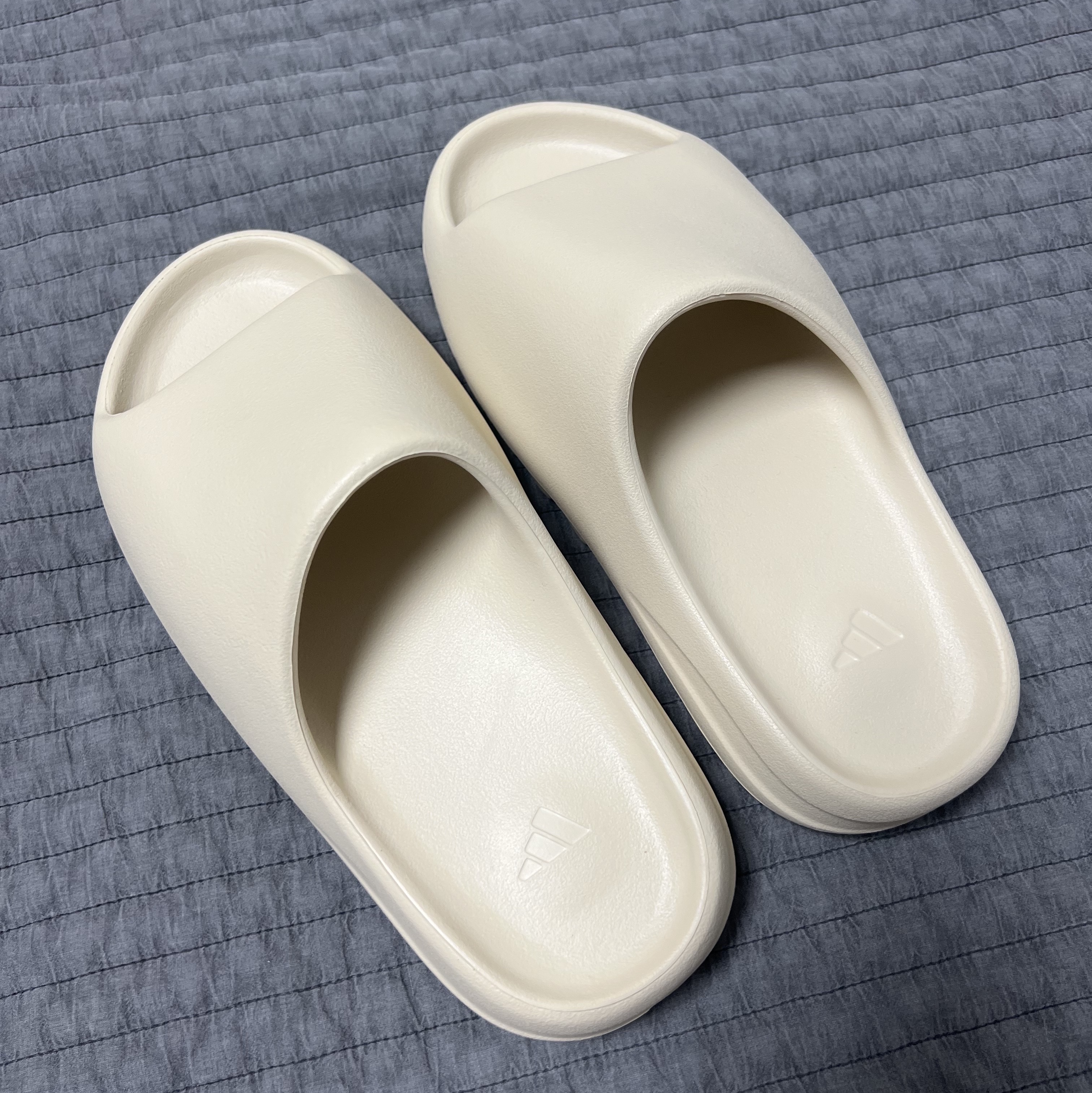Adidas Yeezy Slide Bone 2022/2023 착용 스타일 - 2