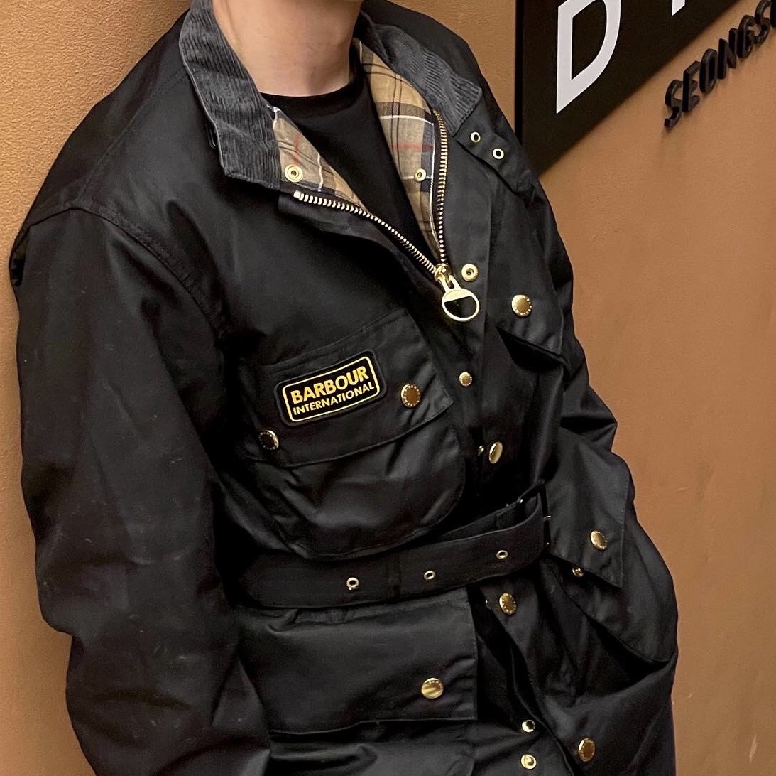 Barbour International Original Wax Jacket Black 착용 스타일 - 1