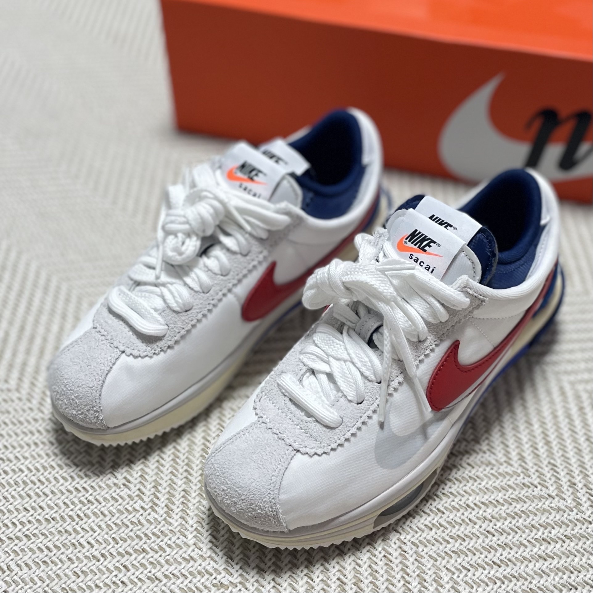 Nike x Sacai Zoom Cortez SP White and University Red 착용 스타일 - 2