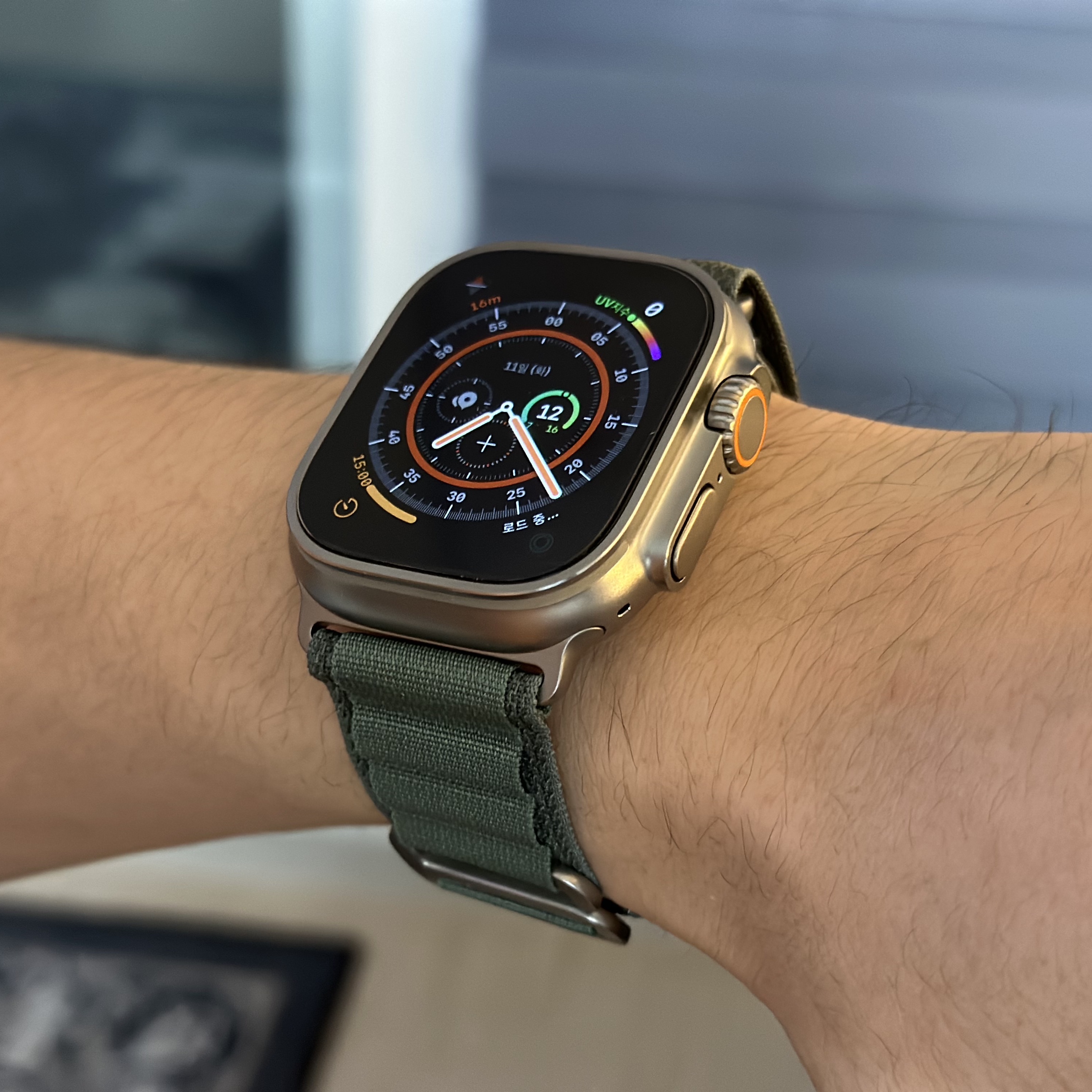 Apple Watch Ultra 49mm Titanium Case with M Alpine Loop Green (Korean Ver.), Samsung Galaxy Watch5 Pro 45mm Bluetooth Grey Titanium (Korean Ver.) 착용 스타일 - 1