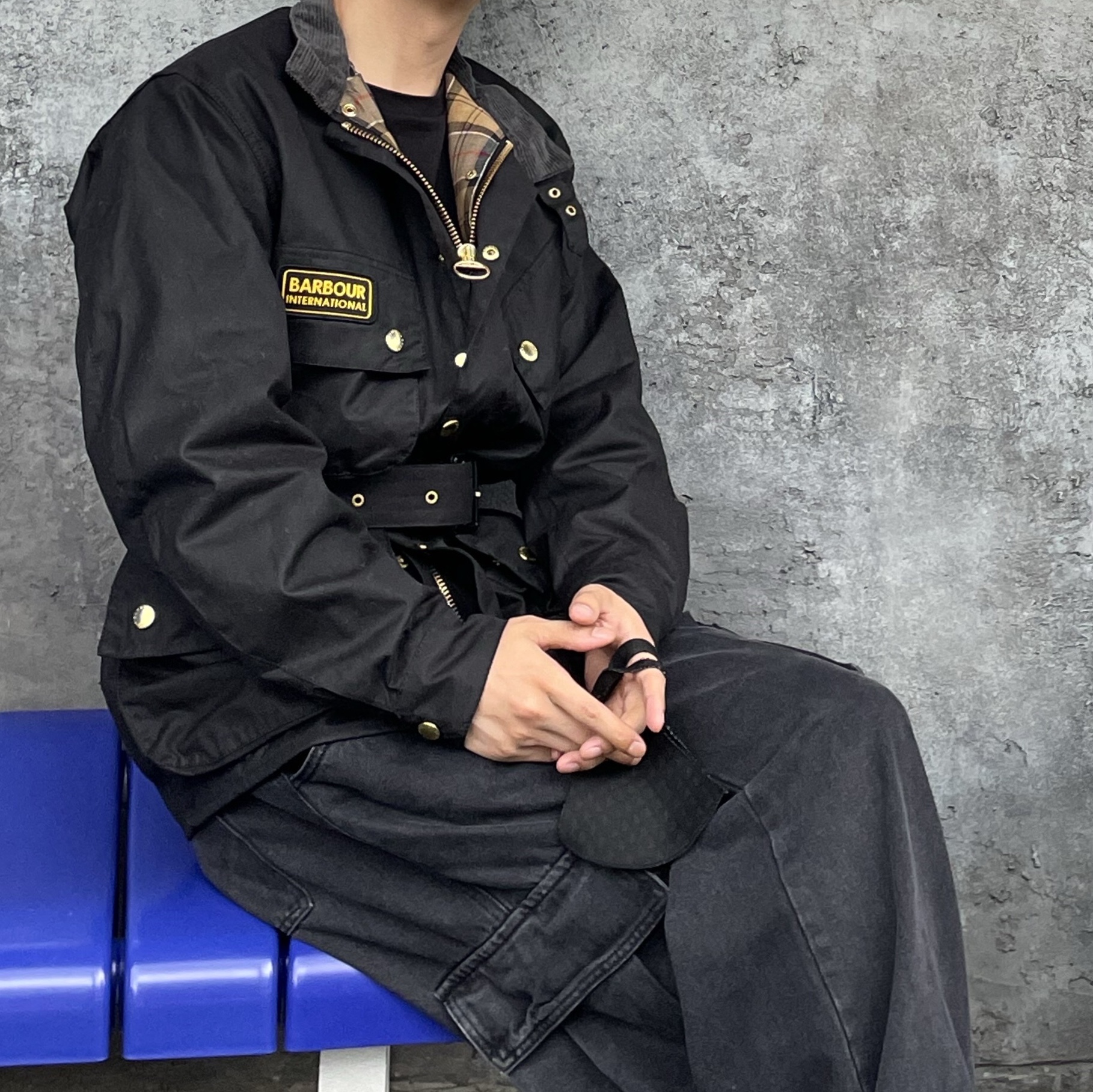 Barbour International Original Wax Jacket Black 착용 스타일 - 2