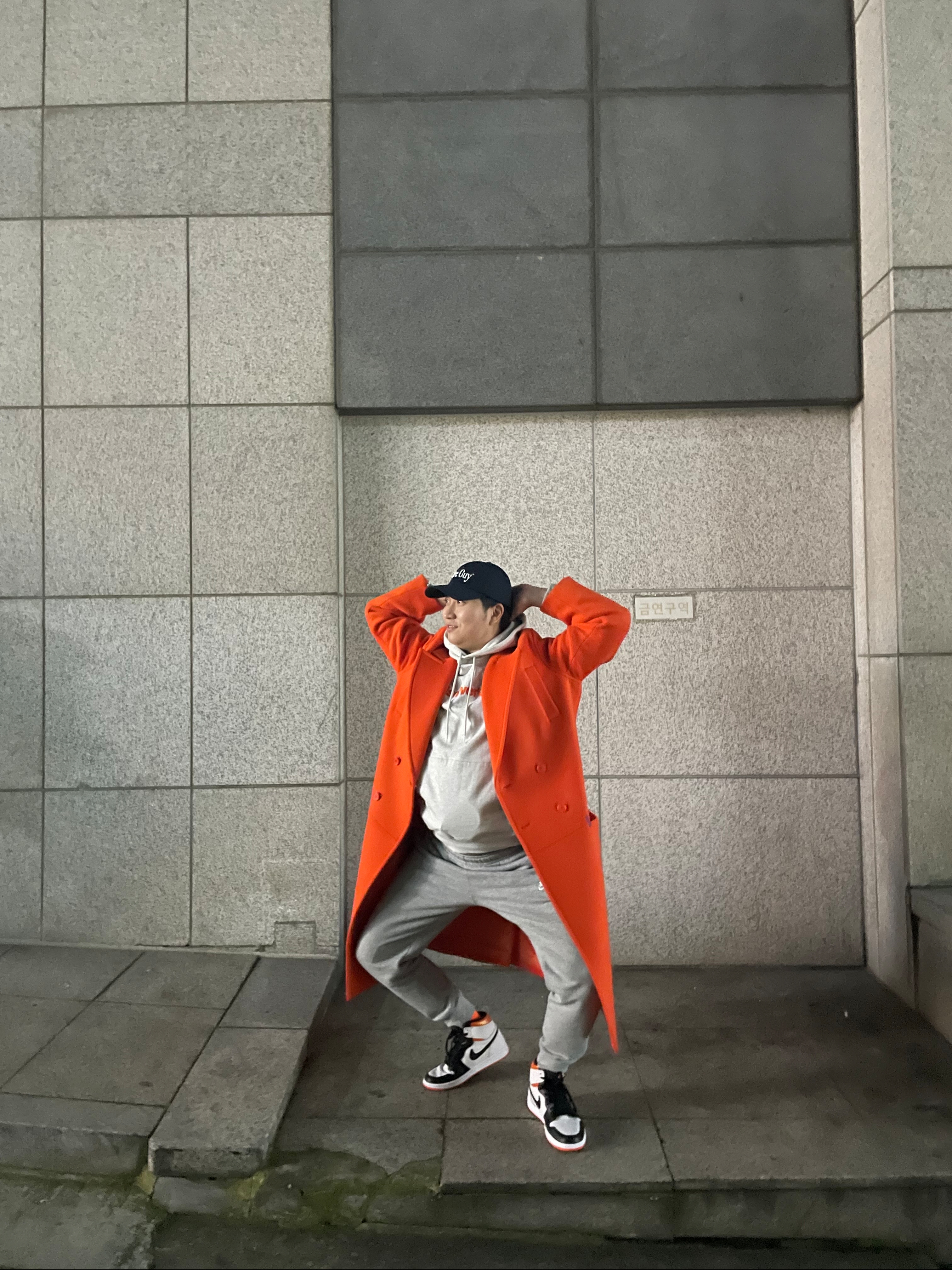 Jordan 1 Retro High OG Electro Orange 착용 스타일 - 2