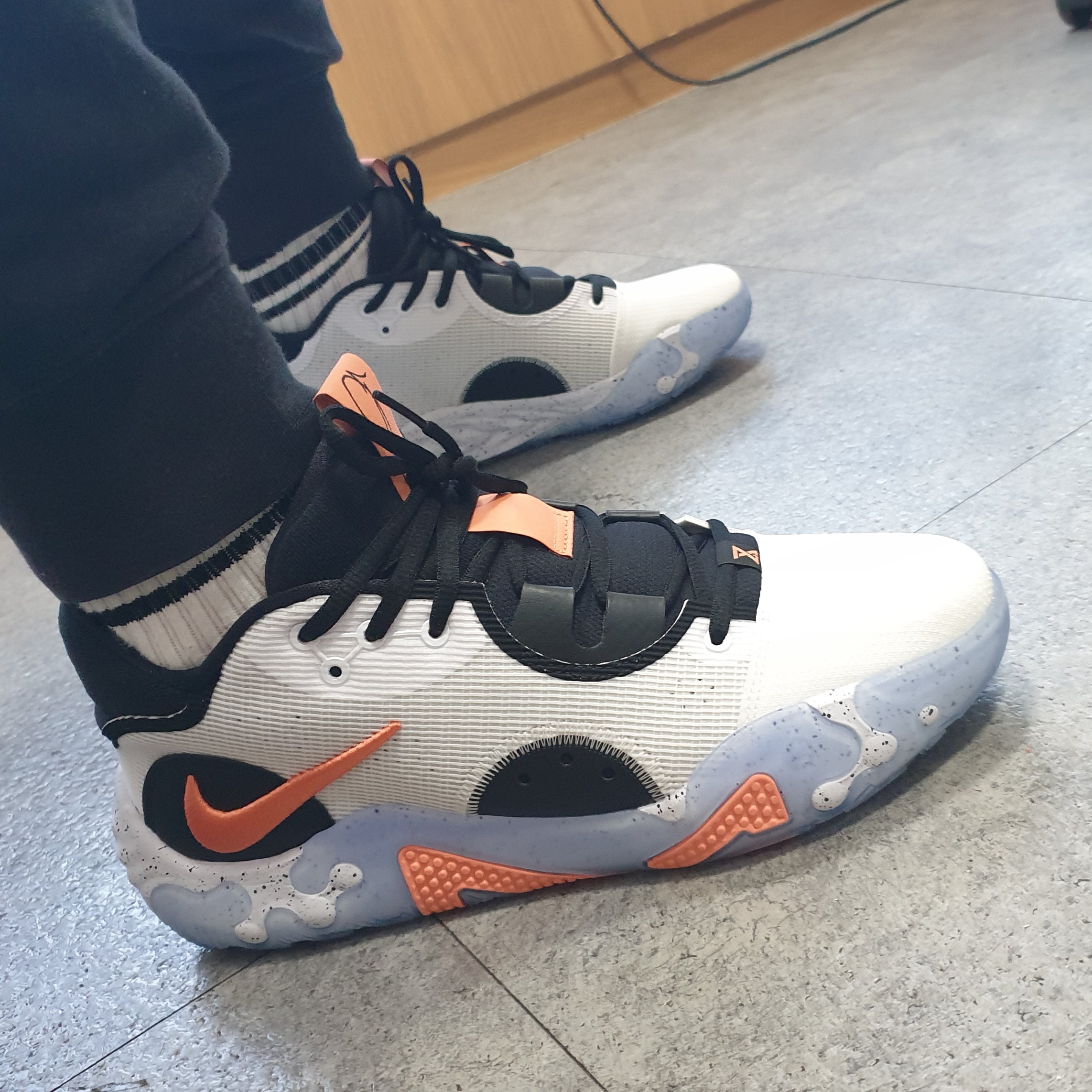 Nike PG 6 EP Fluoro 착용 스타일 - 1