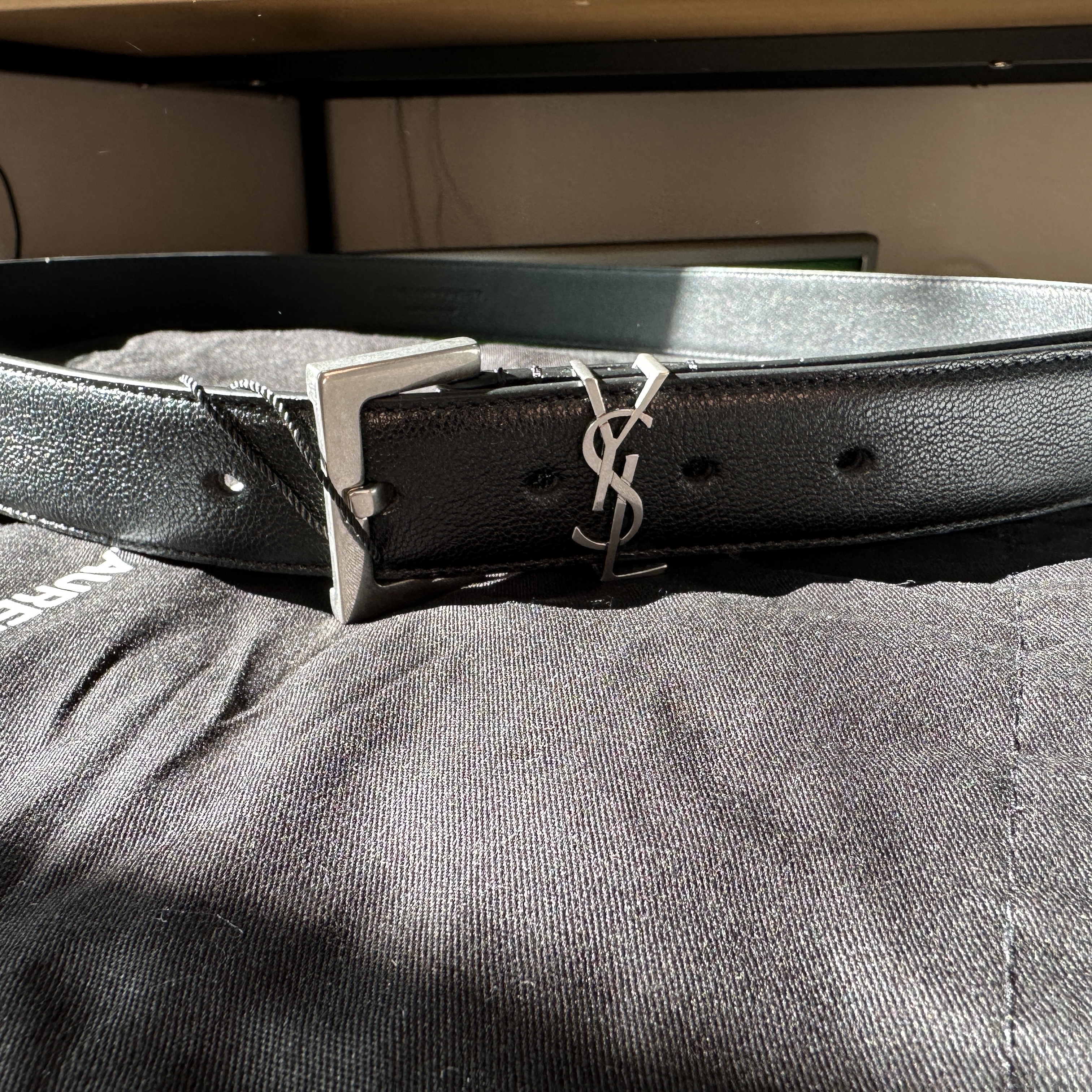 Saint Laurent Leather Silver Monogram Belt Black 착용 스타일 - 2