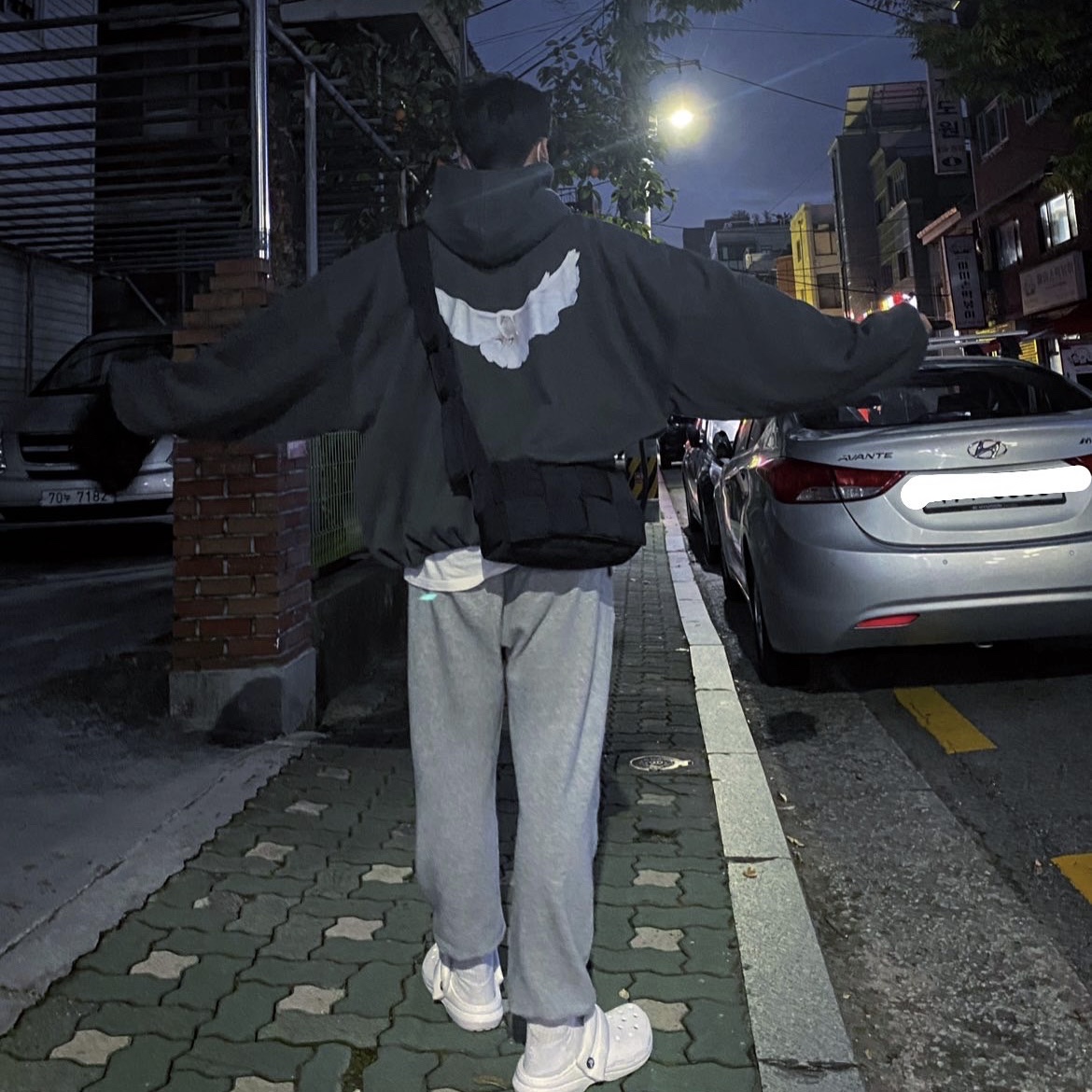 Yeezy Gap Engineered By Balenciaga Dove Hoodie Black, Bottega Veneta Padded Tech Cassette Black 착용 스타일