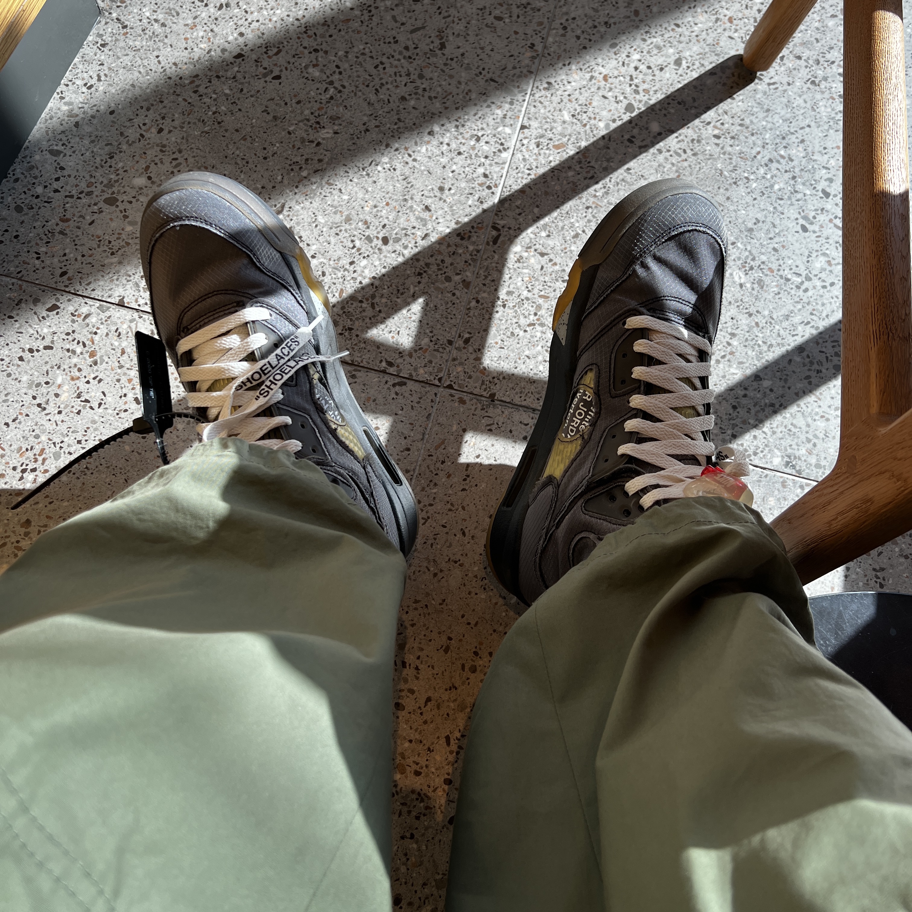 Jordan 5 x Off-White Retro SP Black Muslin 착용 스타일