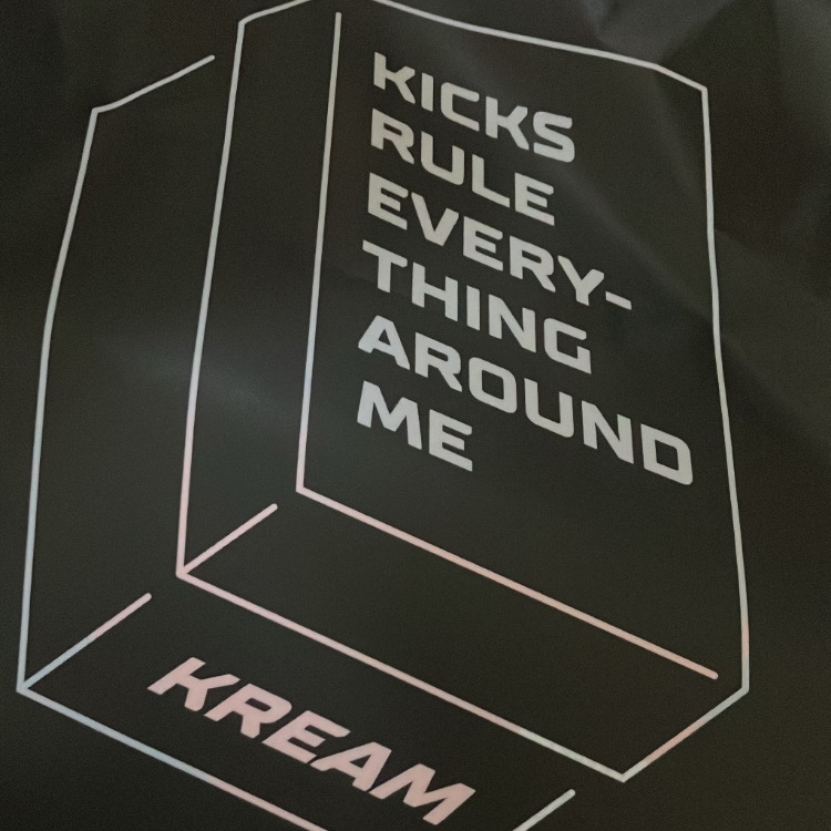 Maison Kitsune x Laneige Crossbody Bag 착용 스타일 - 3