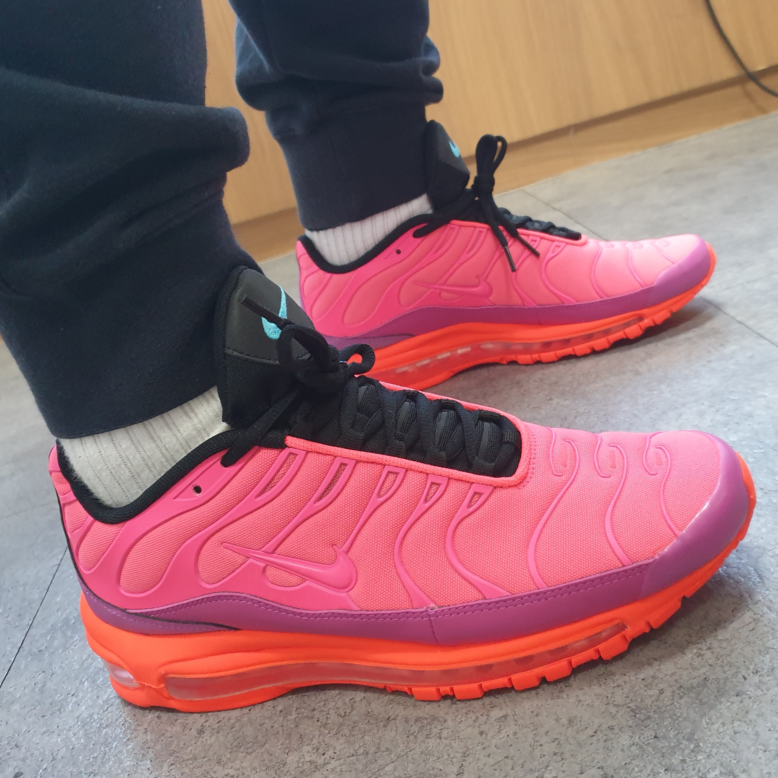 Nike Air Max Plus 97 Racer Pink Hyper Magenta 착용 스타일 - 1