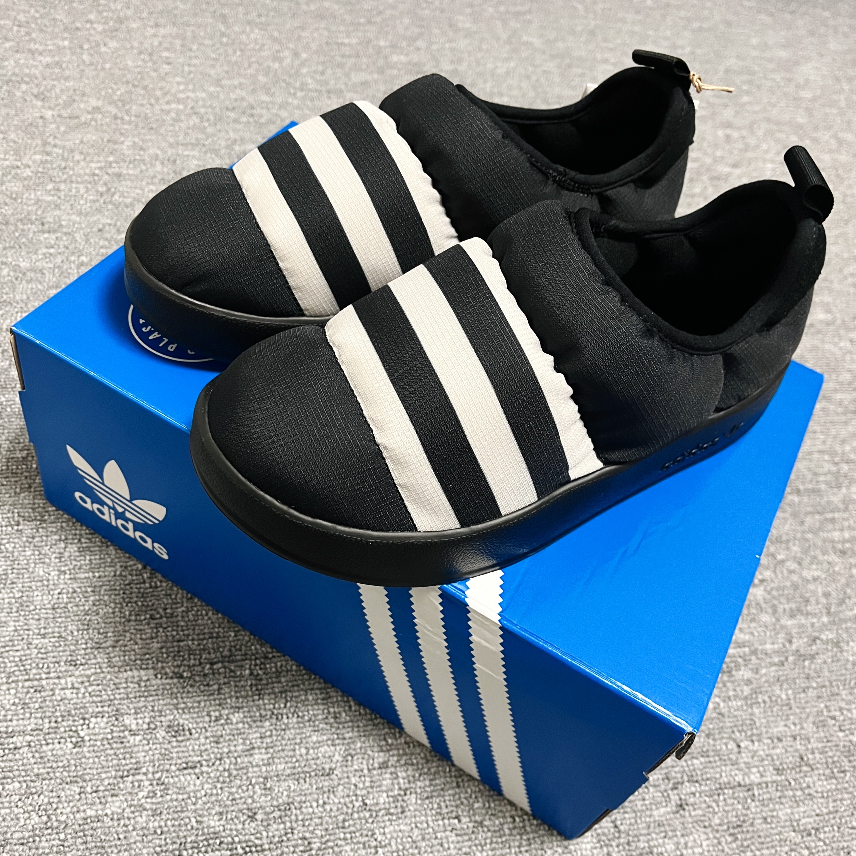 Adidas Puffylette Core Black 착용 스타일