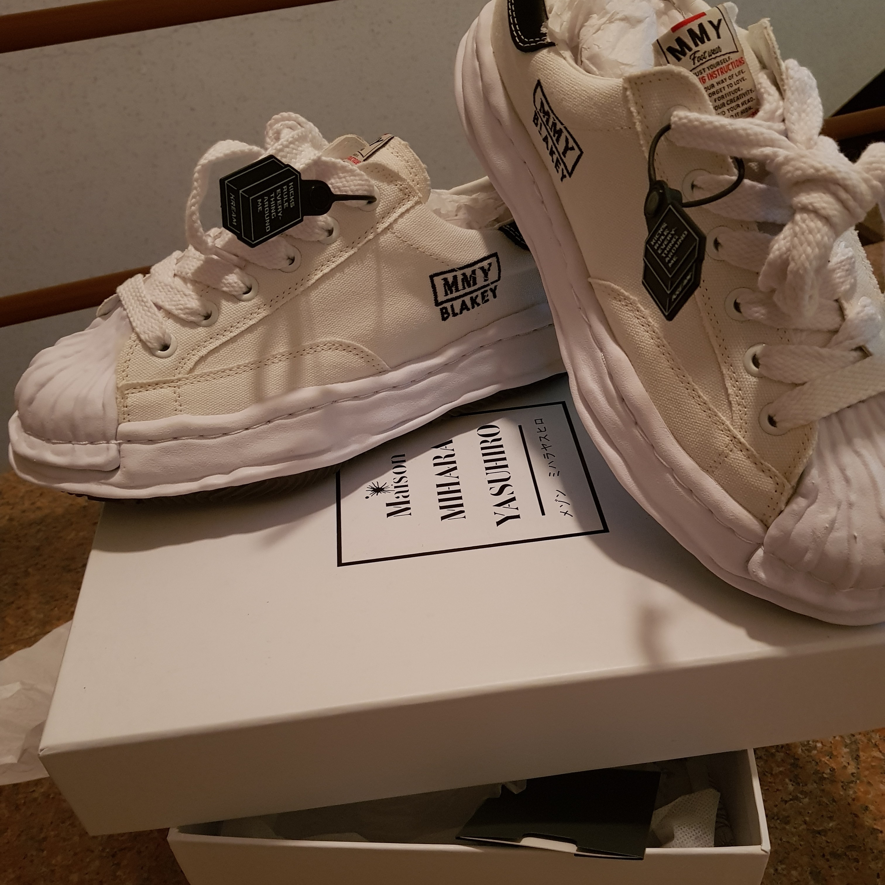 Maison Mihara Yasuhiro Blakey OG Sole Canvas Low-top Sneakers White 착용 스타일