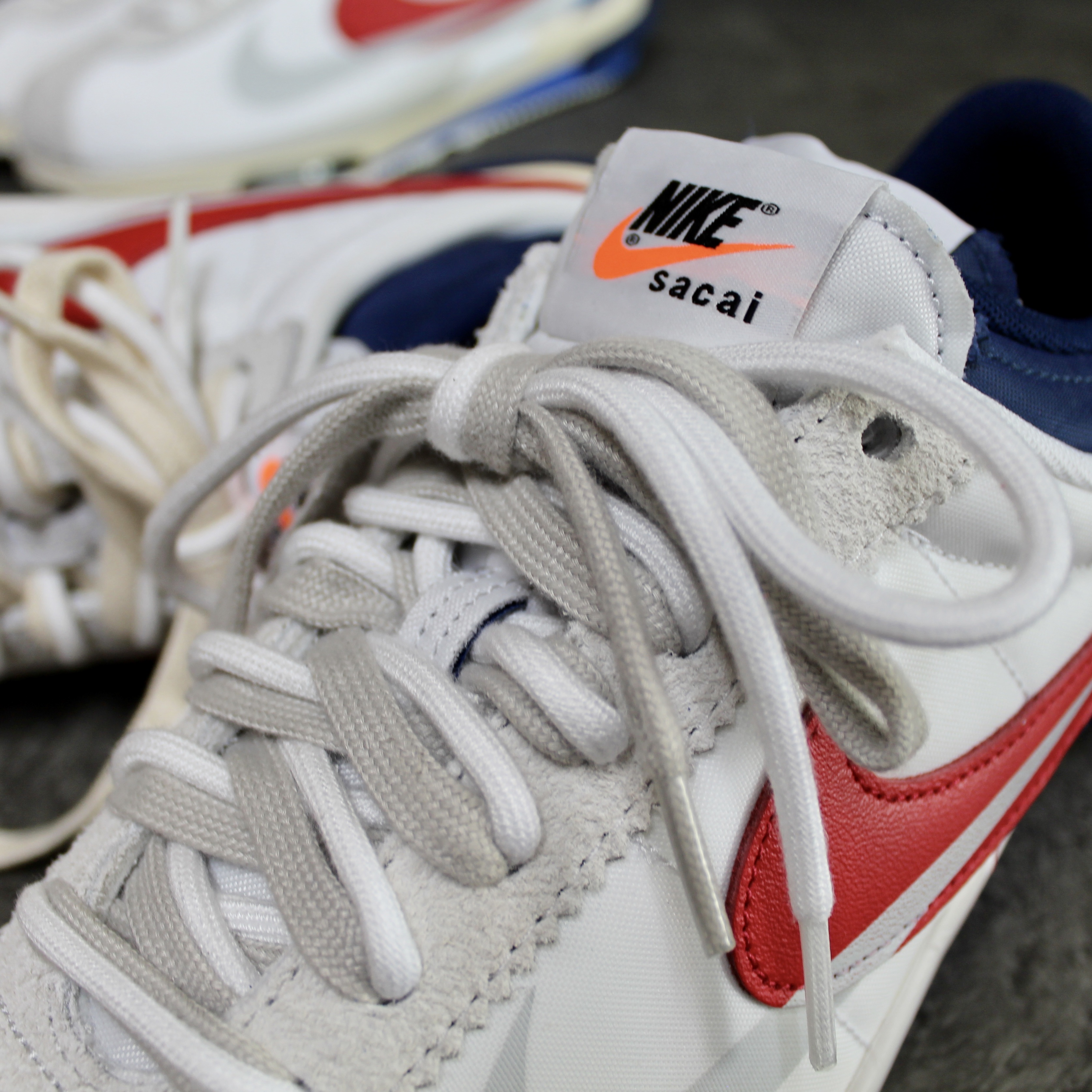 Nike x Sacai Zoom Cortez SP White and University Red 착용 스타일 - 3