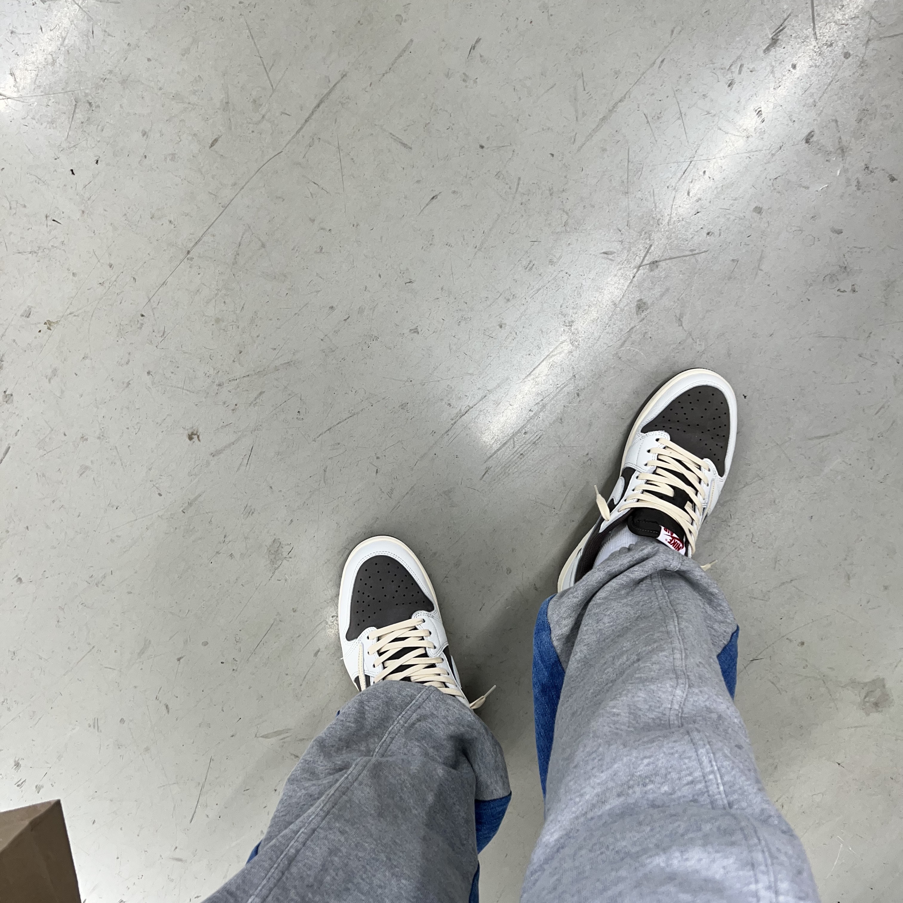 Jordan 1 x Travis Scott Retro Low OG SP Sail and Ridgerock 착용 스타일 - 2