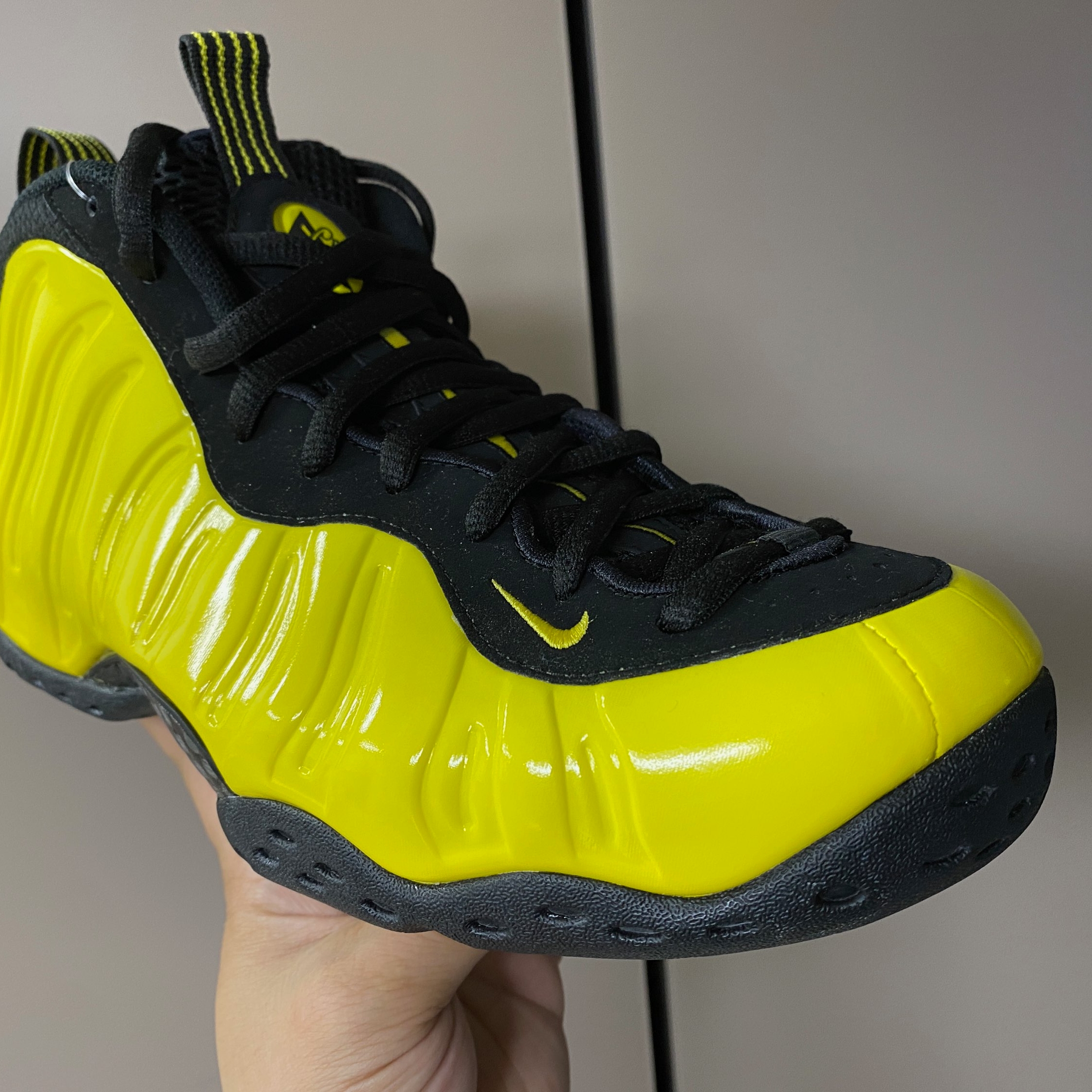Nike Air Foamposite One Wu-Tang Optic Yellow 착용 스타일