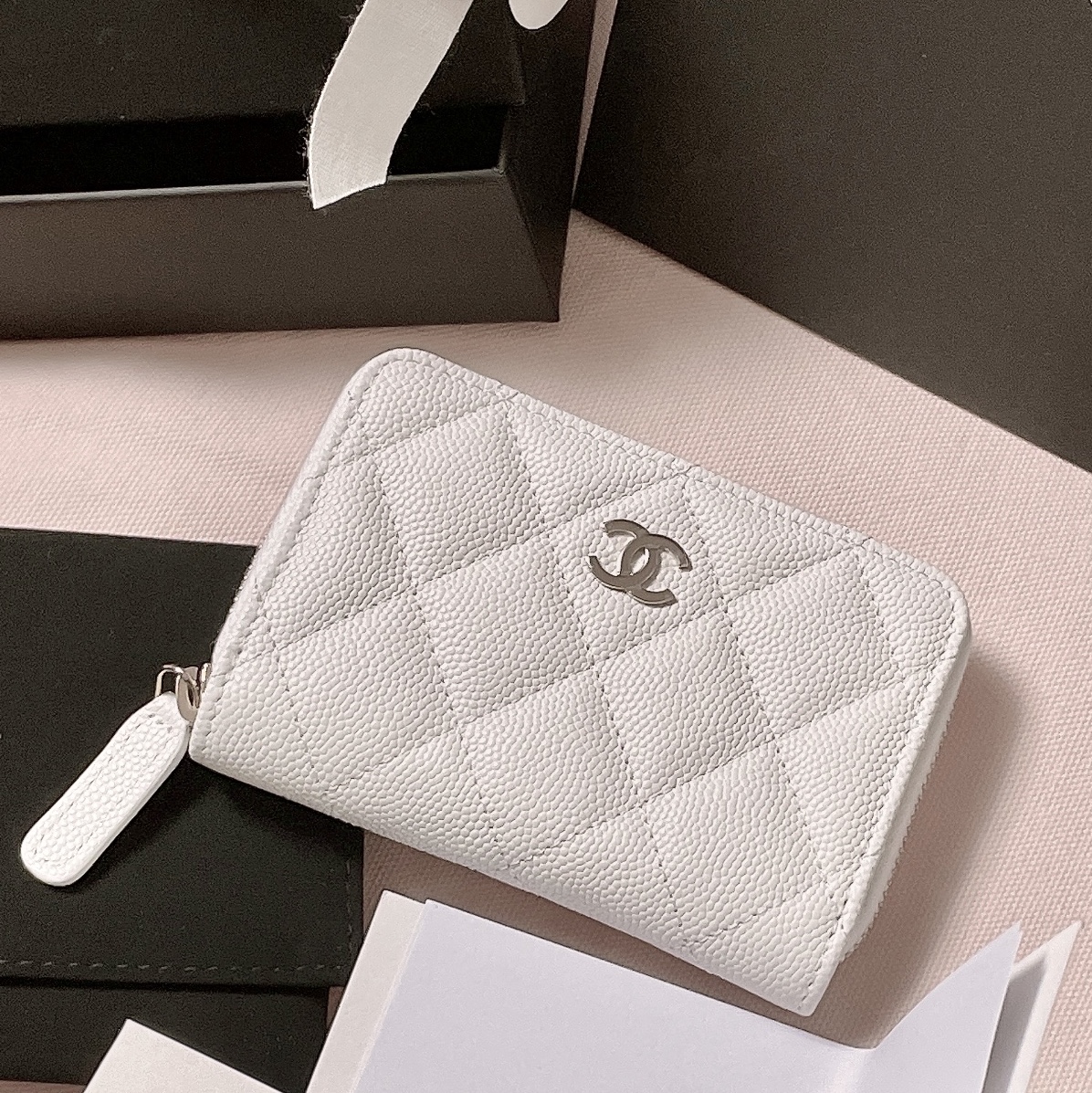 Chanel Classic Zipped Coin Purse Grained Shiny Calfskin & Gold White 착용 스타일 - 2
