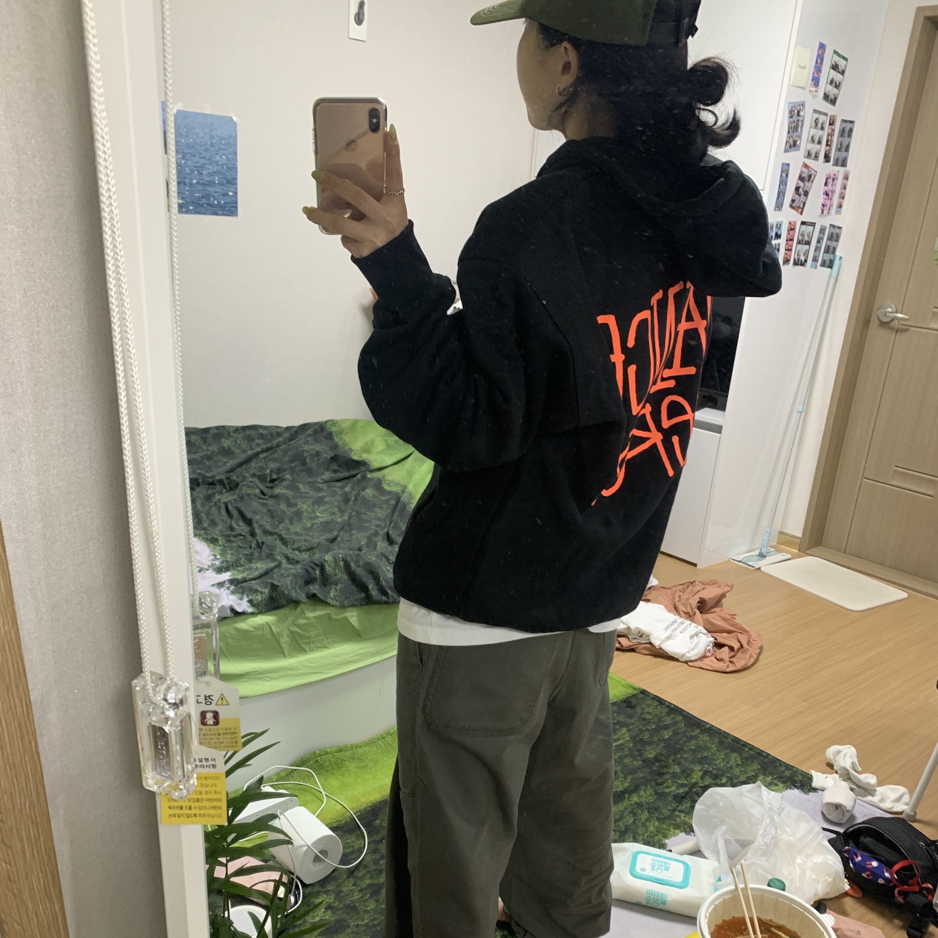 Stussy Dance Energy Hoodie Black 착용 스타일 - 1