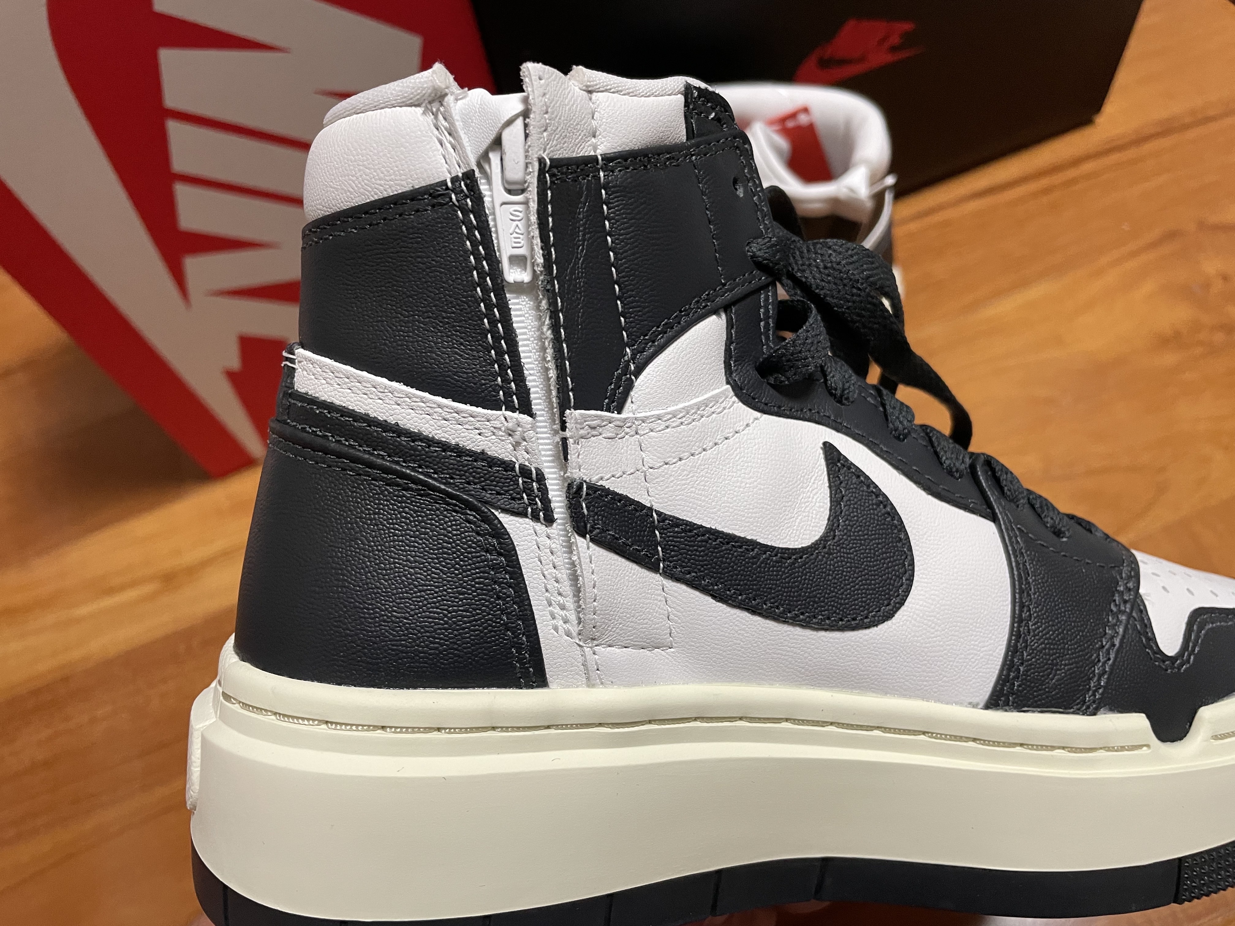 (W) Jordan 1 Elevate High Dark Ash 착용 스타일 - 3