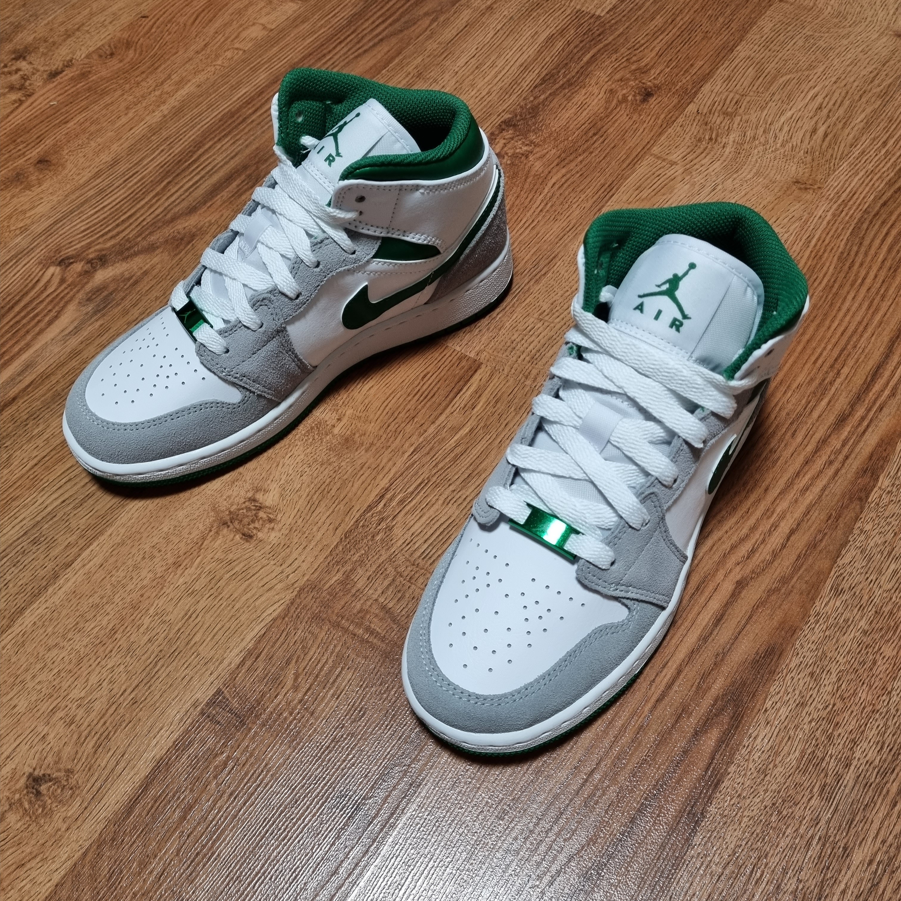 (GS) Jordan 1 Mid SE Pine Green Light Smoke Grey 착용 스타일 - 2
