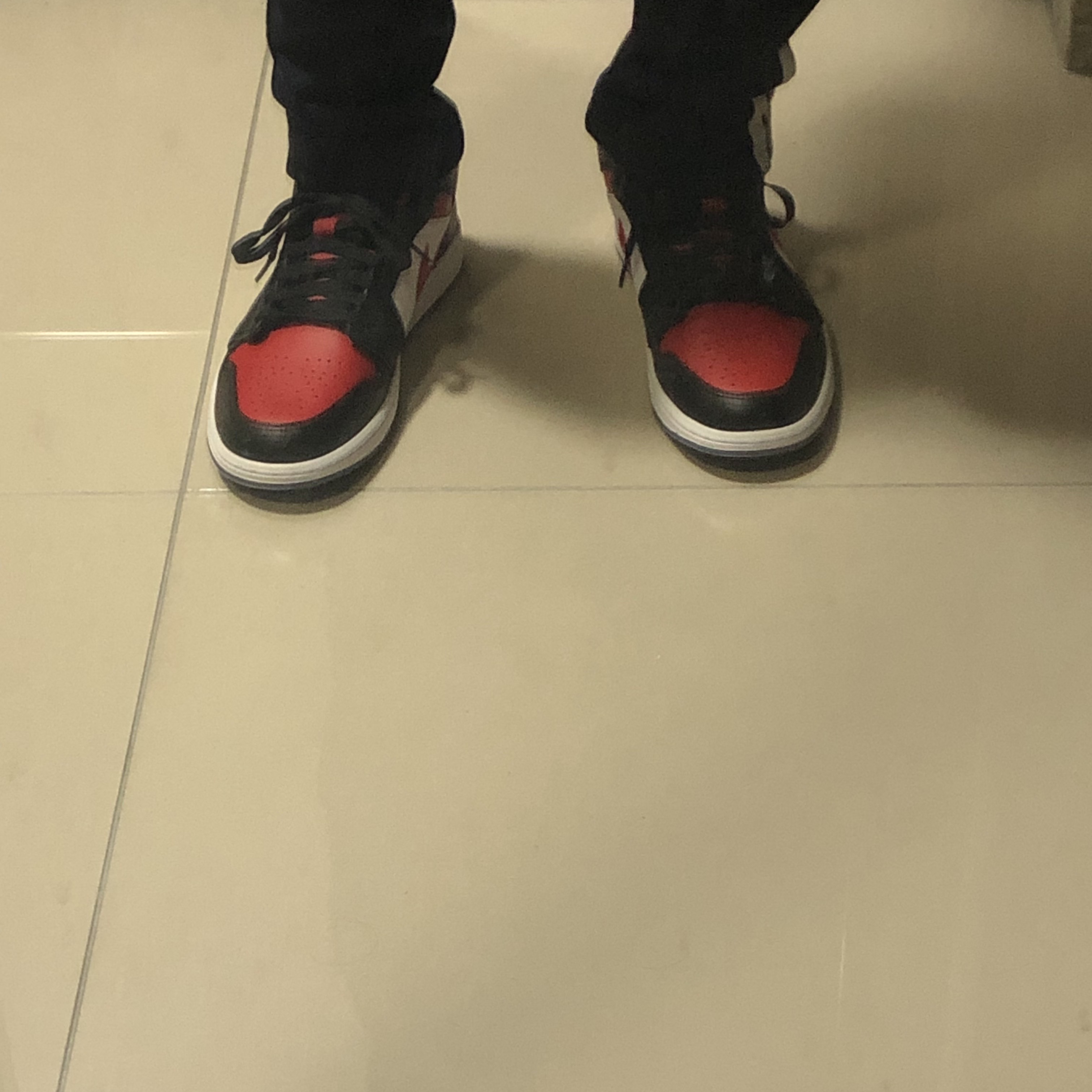 Jordan 1 Mid Black Fire Red 착용 스타일