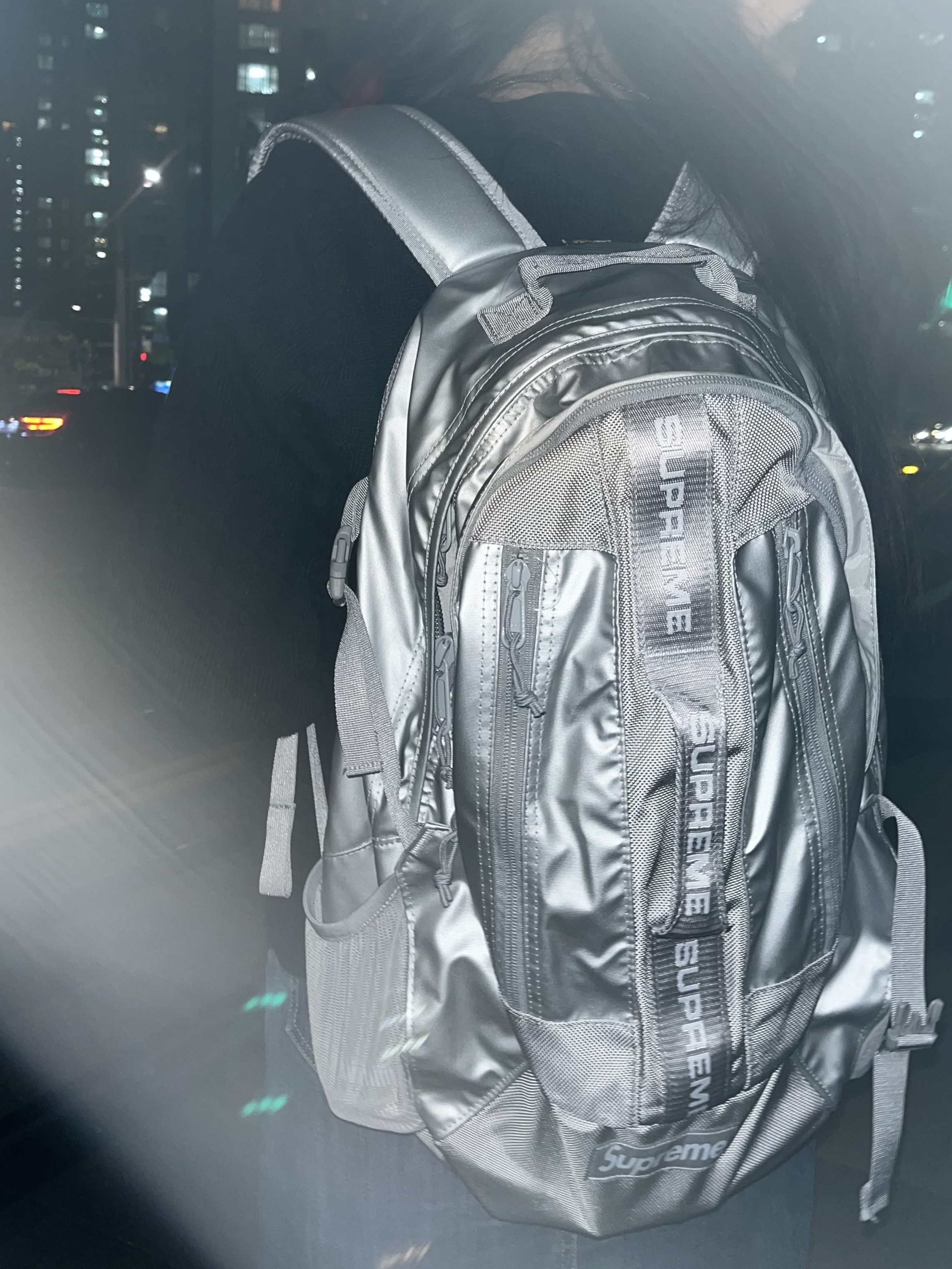 Supreme Backpack Silver - 22FW 착용 스타일 - 1