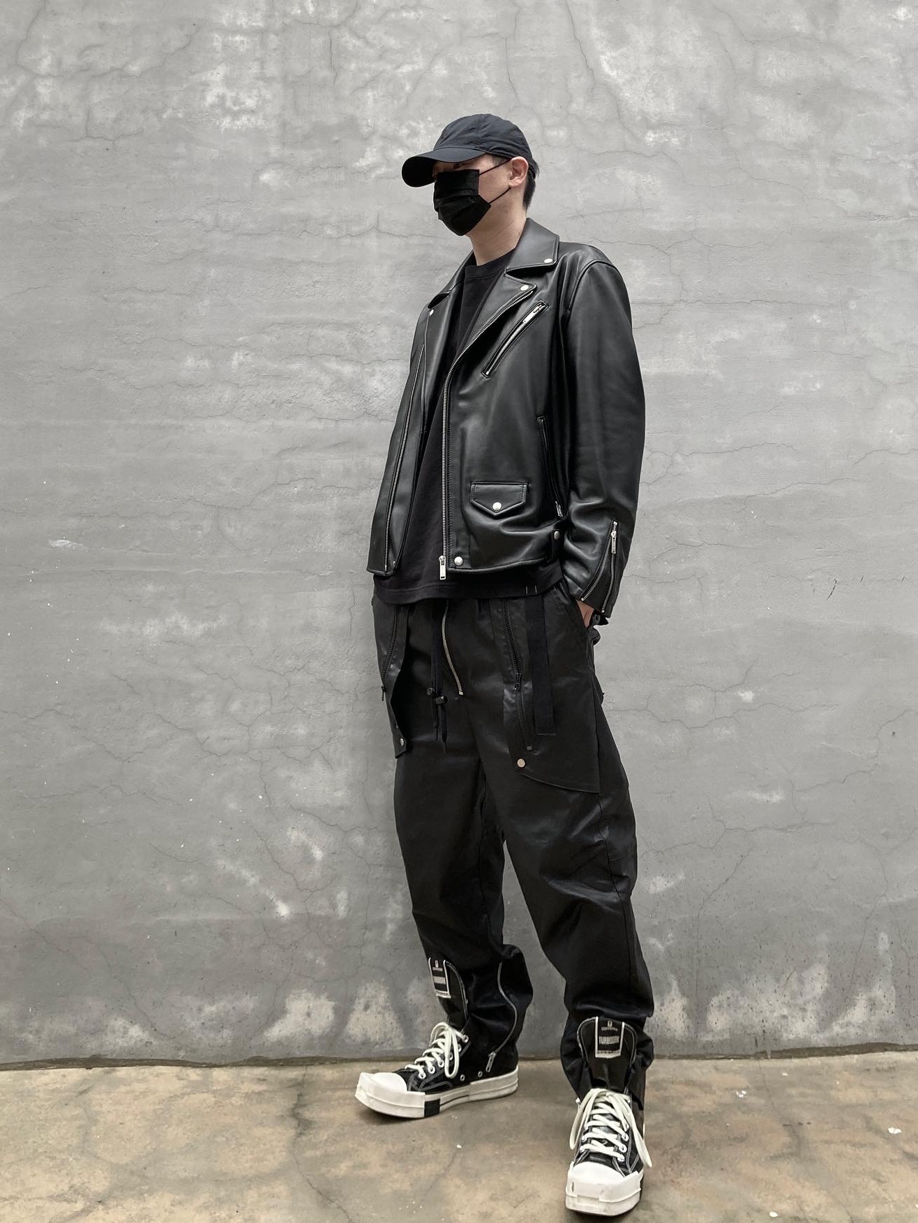 Converse x Drkshdw Turbodrk Chuck 70 Hi Black Lacquered Denim 착용 스타일 - 3