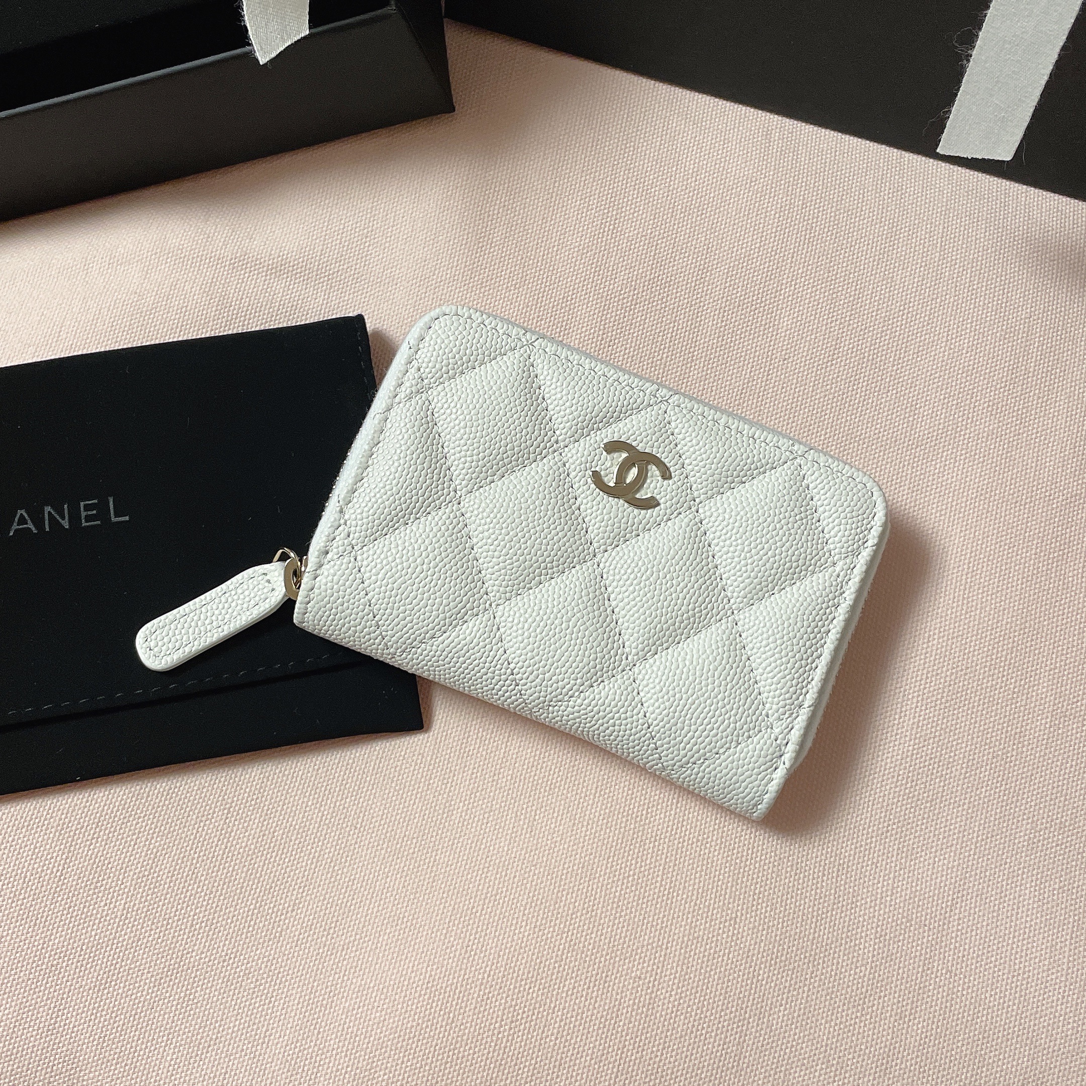 Chanel Classic Zipped Coin Purse Grained Shiny Calfskin & Gold White 착용 스타일 - 1