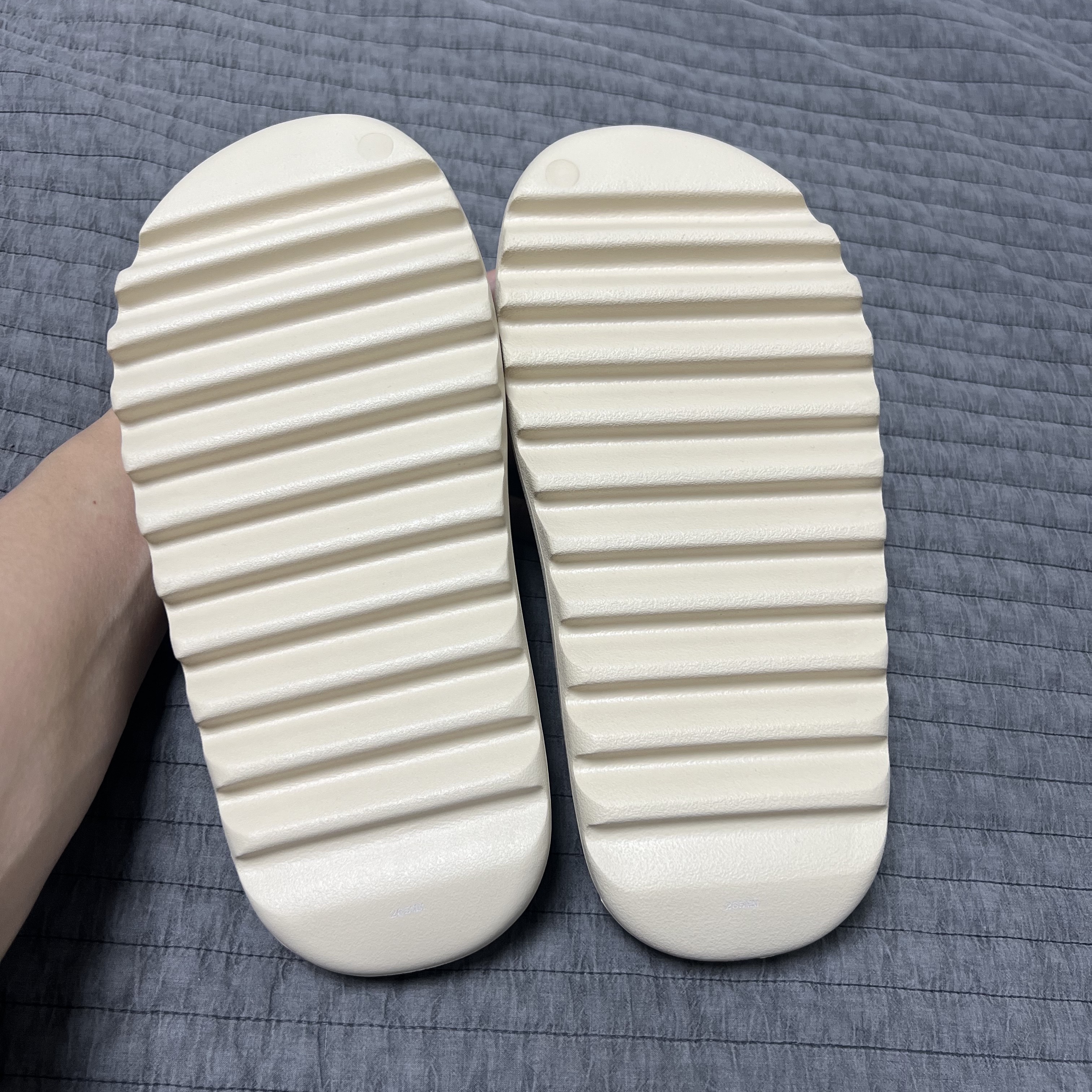 Adidas Yeezy Slide Bone 2022/2023 착용 스타일 - 3