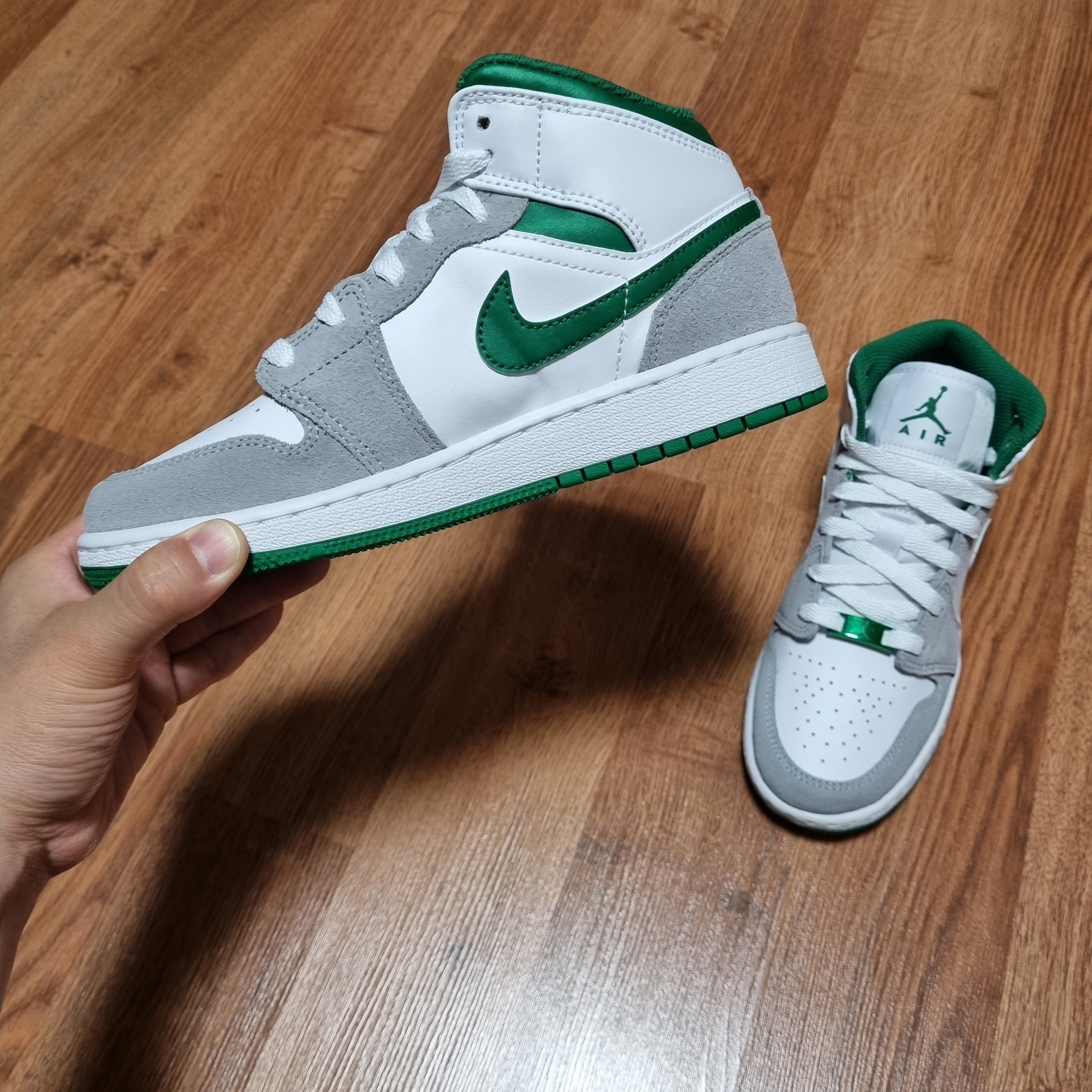 (GS) Jordan 1 Mid SE Pine Green Light Smoke Grey 착용 스타일 - 1