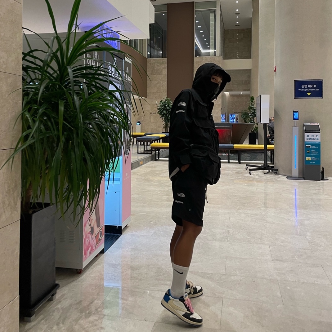 Supreme x The North Face Cargo Jacket Black - 20SS, Supreme x The North Face Trekking Packable Belted Shorts Black - 22SS 착용 스타일