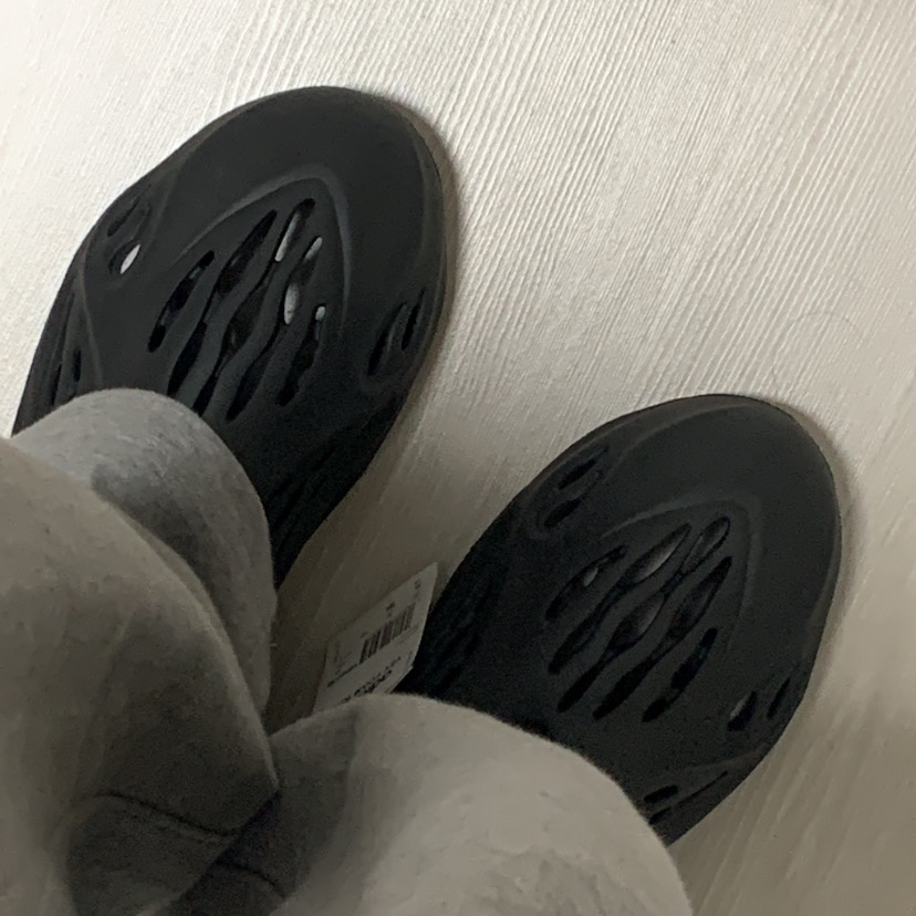 Adidas Yeezy Foam RNNR Onyx 착용 스타일 - 2