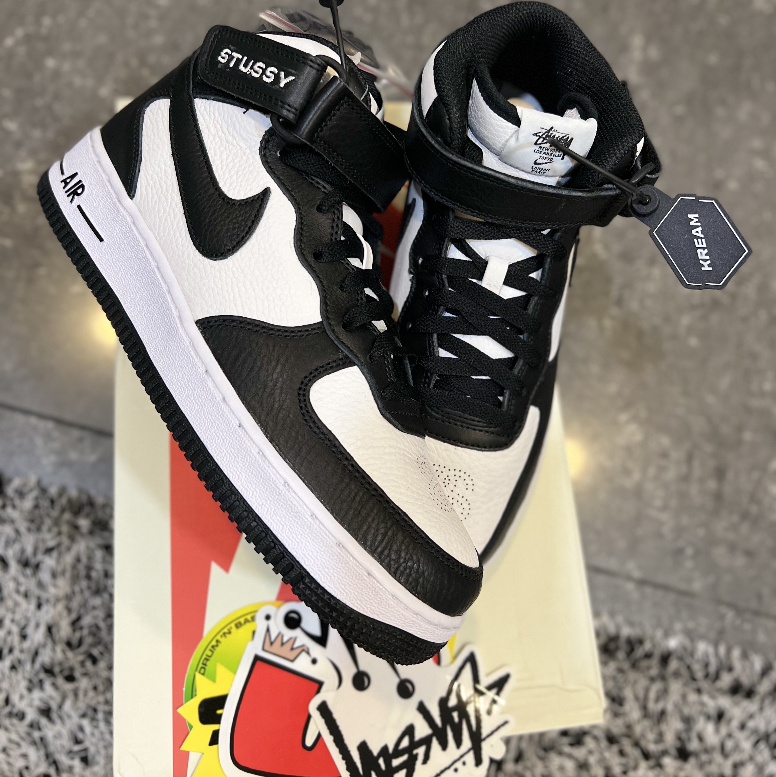 Nike x Stussy Air Force 1 '07 Mid SP Black and Light Bone 착용 스타일