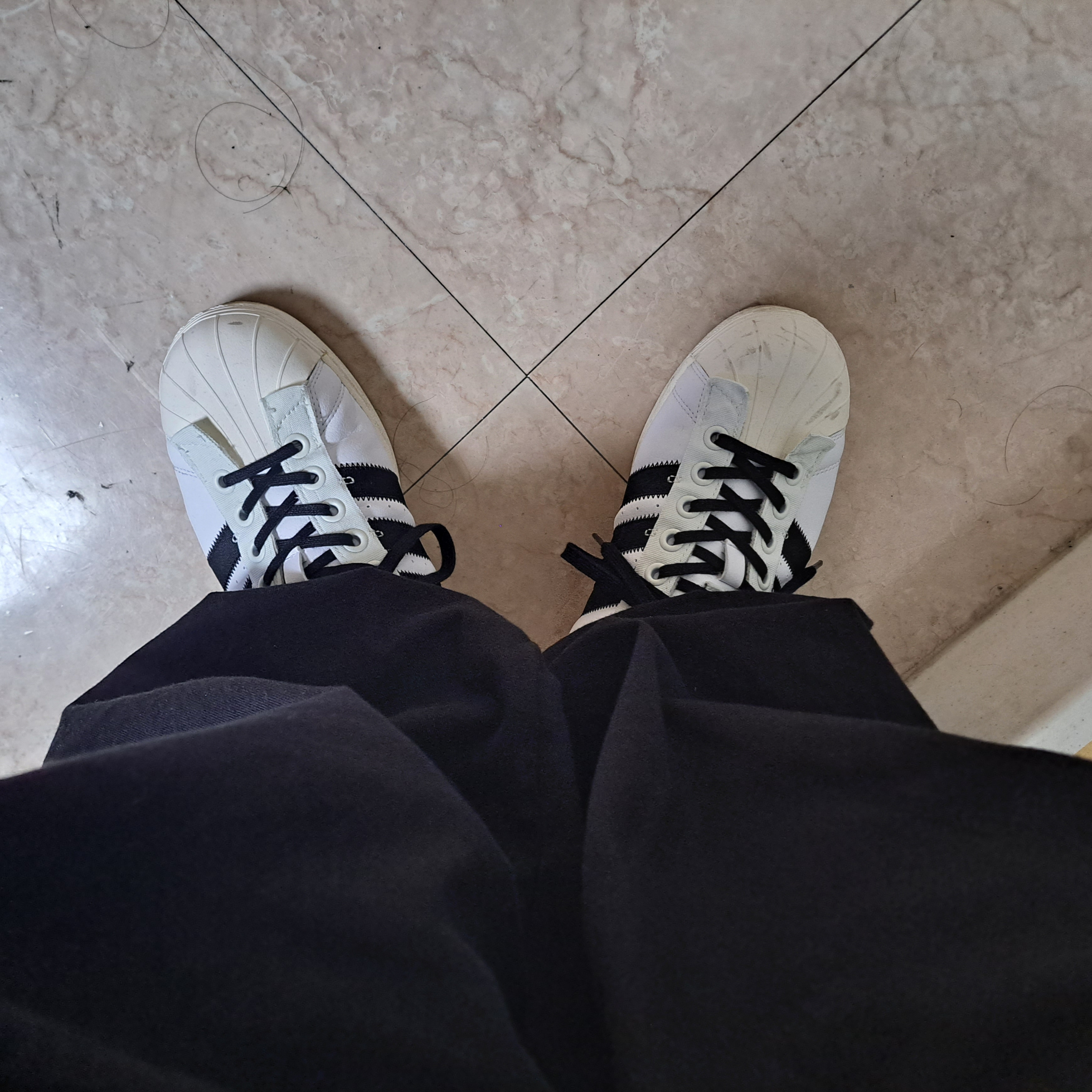 Adidas x Parley Superstar White 착용 스타일 - 3