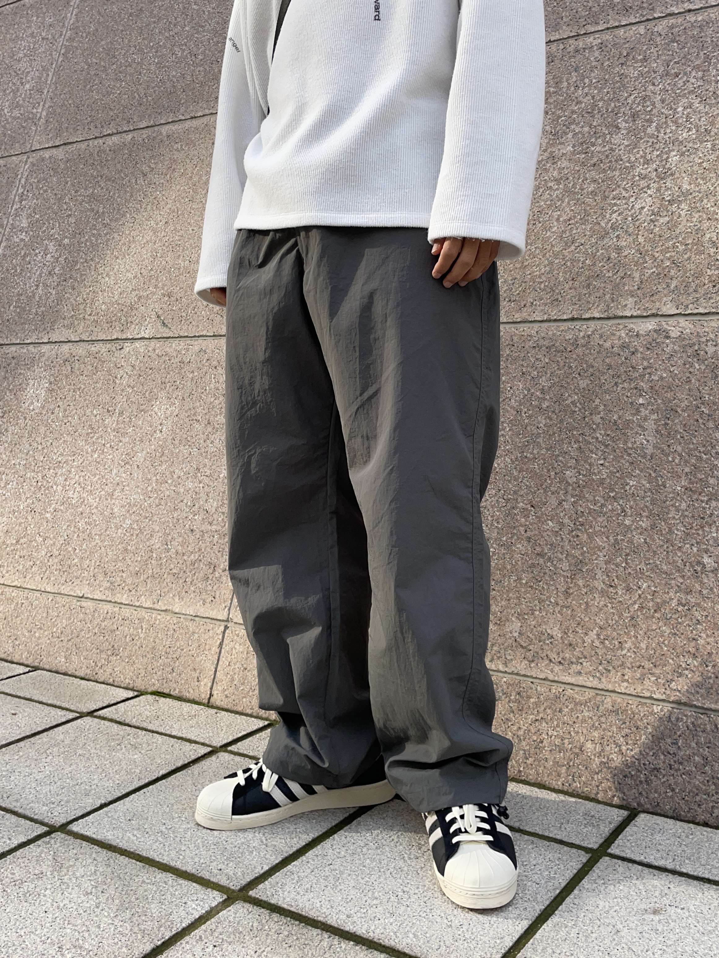 Adidas Superstar 82 Black White 착용 스타일 - 2